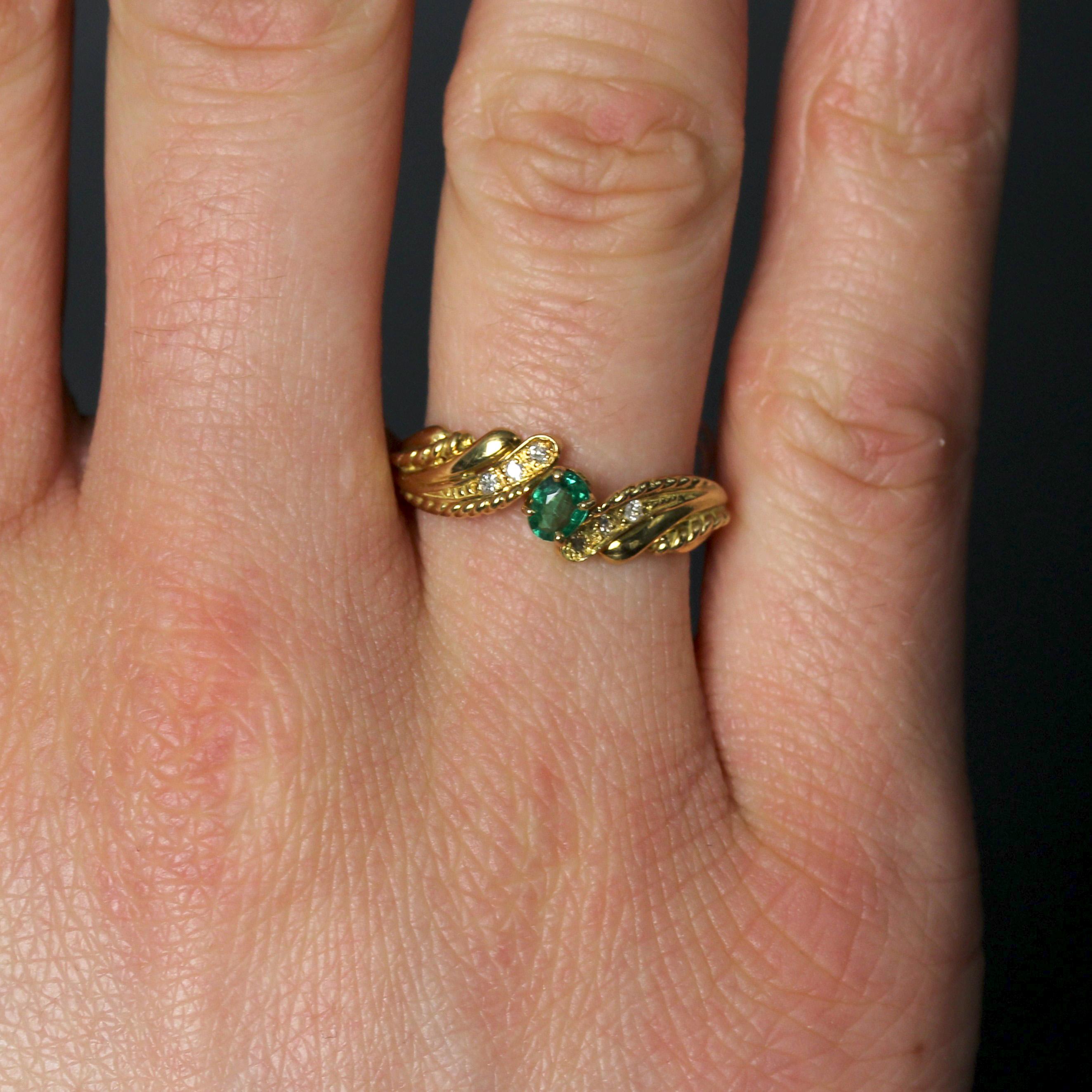 Bague moderne en or jaune 18 carats avec émeraudes et diamants Pour femmes en vente