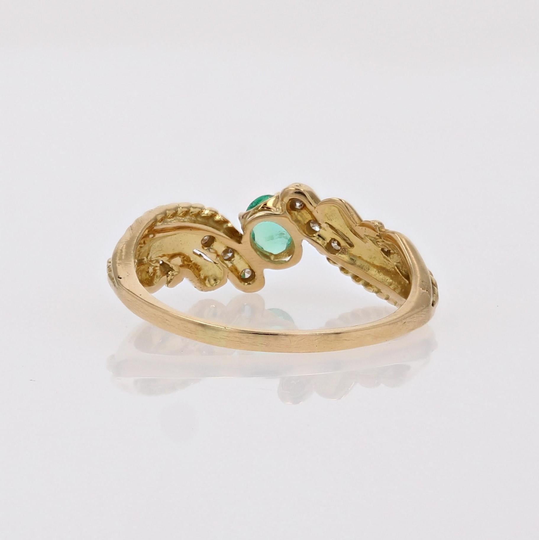 Bague moderne en or jaune 18 carats avec émeraudes et diamants en vente 1