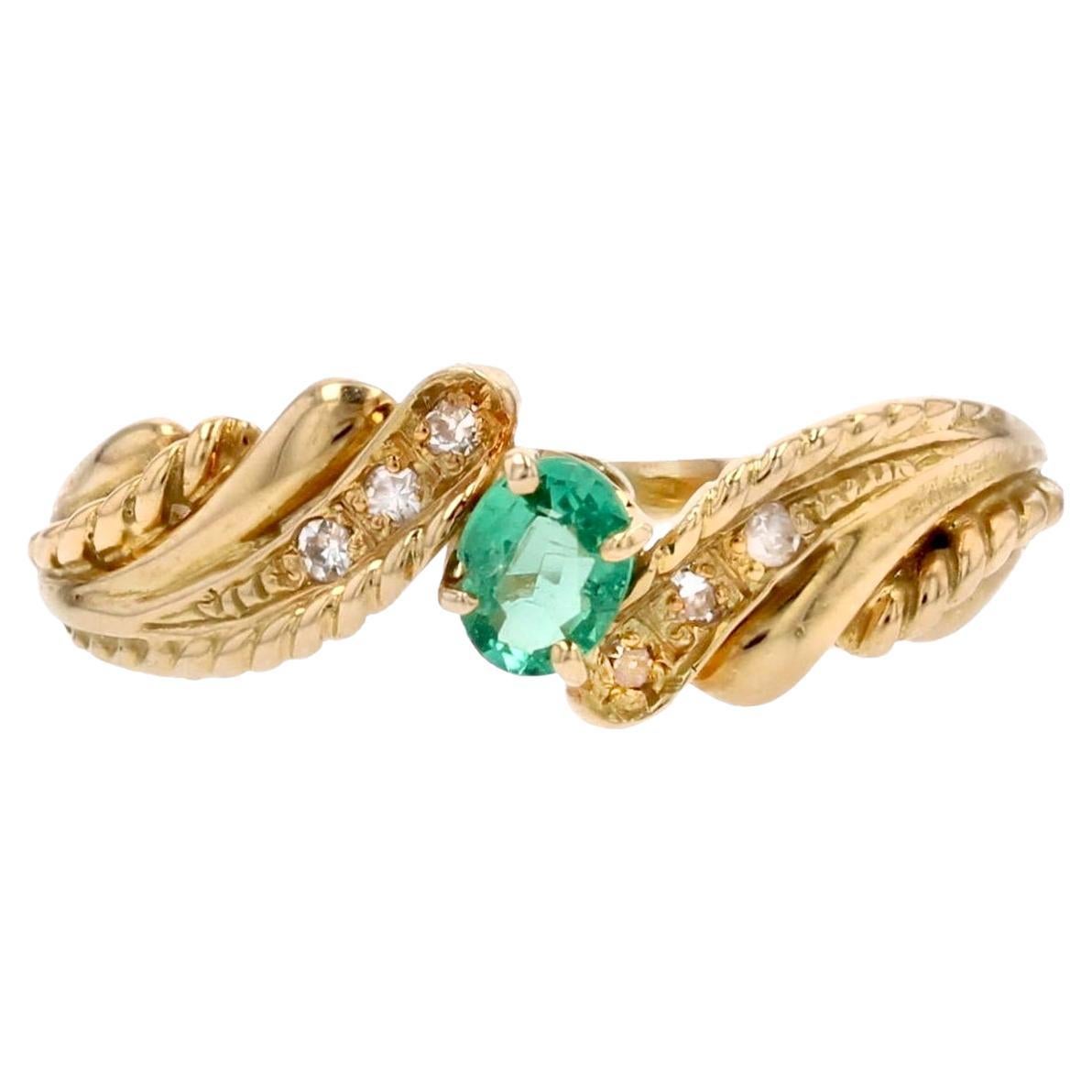 Modern Emerald Diamonds 18 Karat Yellow Gold Ring