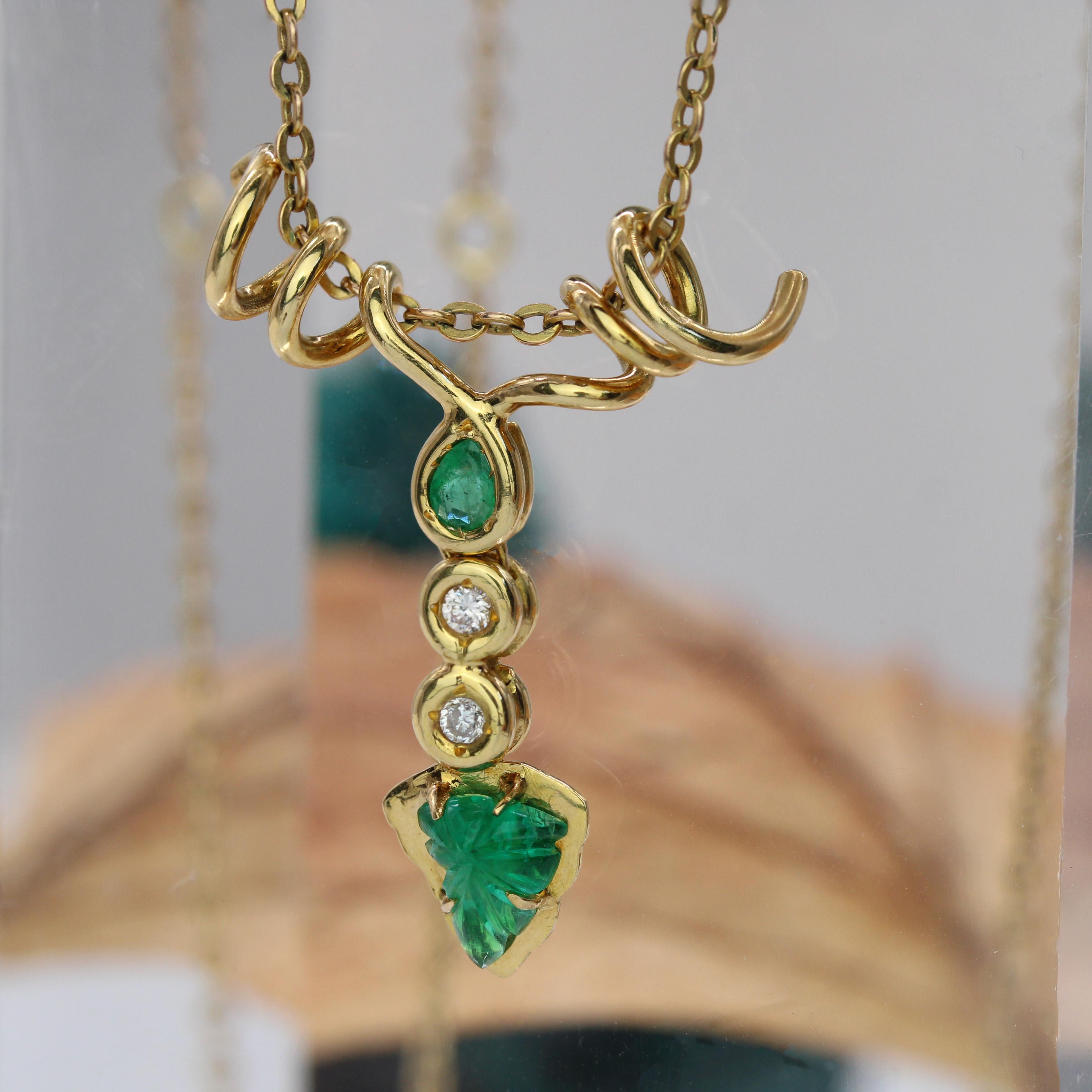 Pendentif moderne en or jaune 18 carats avec diamants émeraudes et feuilles de vigne en vente 3