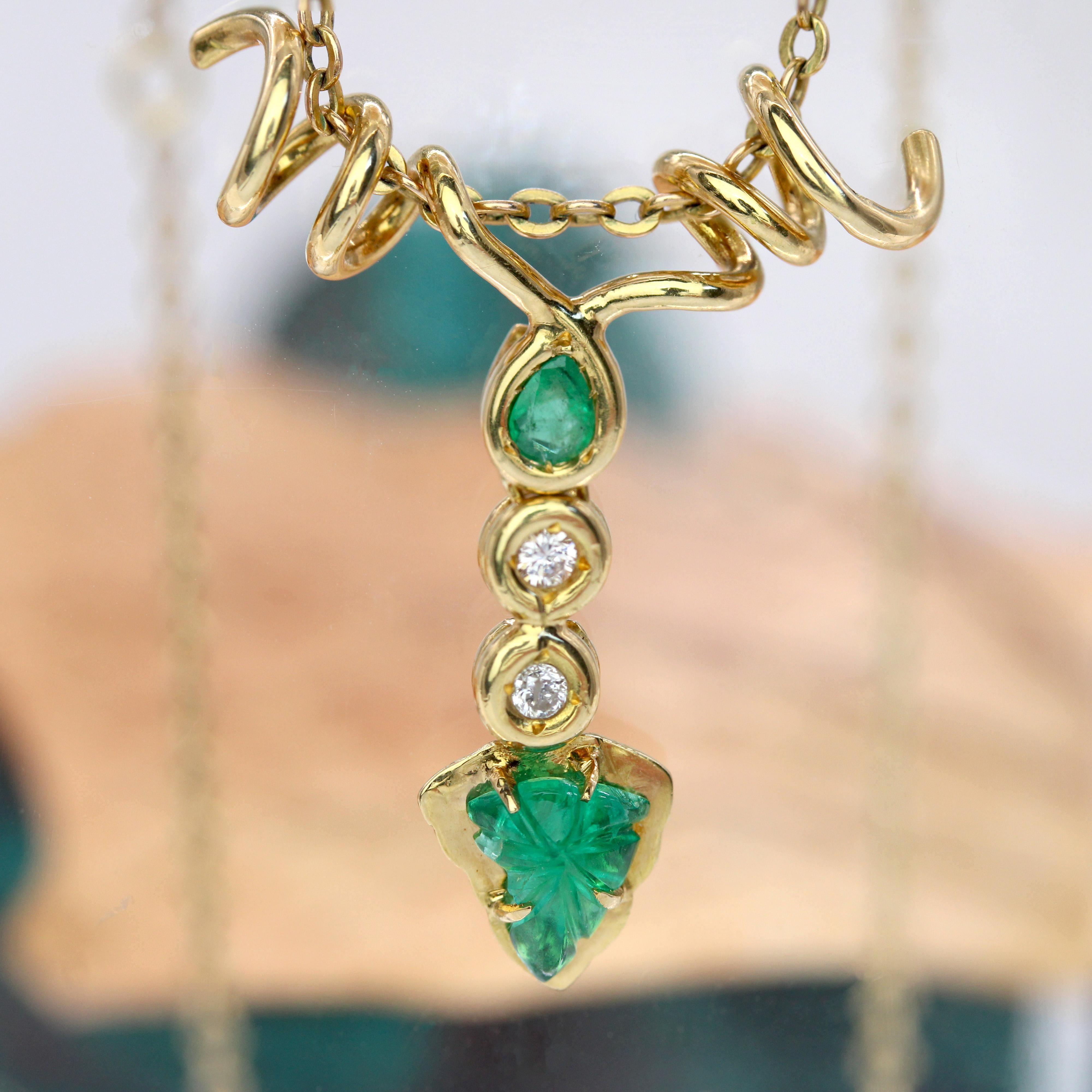 Moderne Pendentif moderne en or jaune 18 carats avec diamants émeraudes et feuilles de vigne en vente