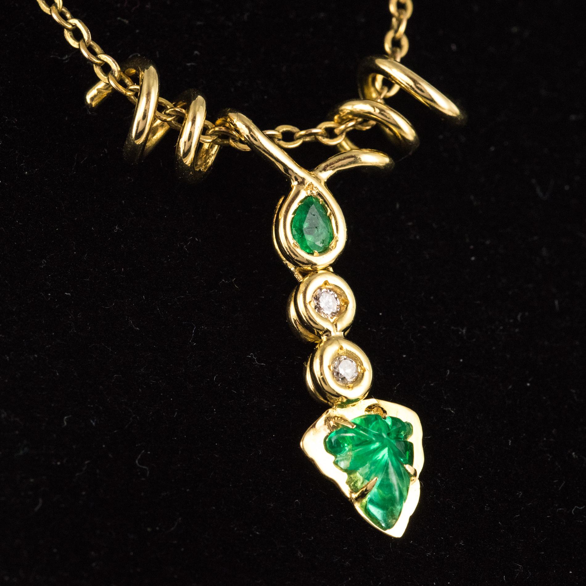 Women's Modern Emerald Diamonds 18 Karat Yellow Gold Vine Leaves Pendant For Sale