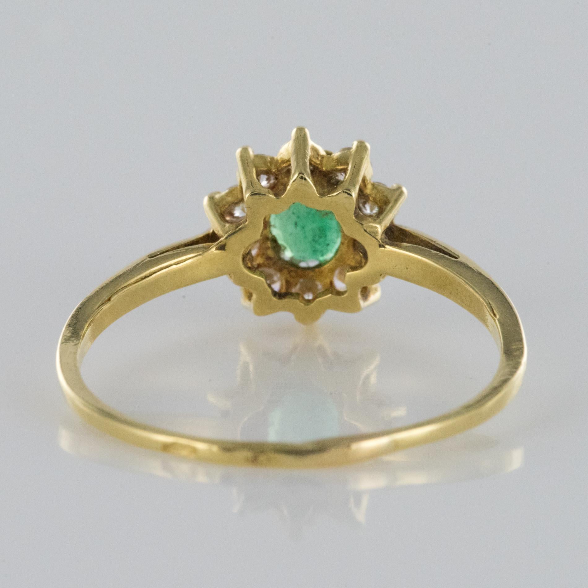 Modern Emerald Diamonds Yellow Gold Daisy Ring 3