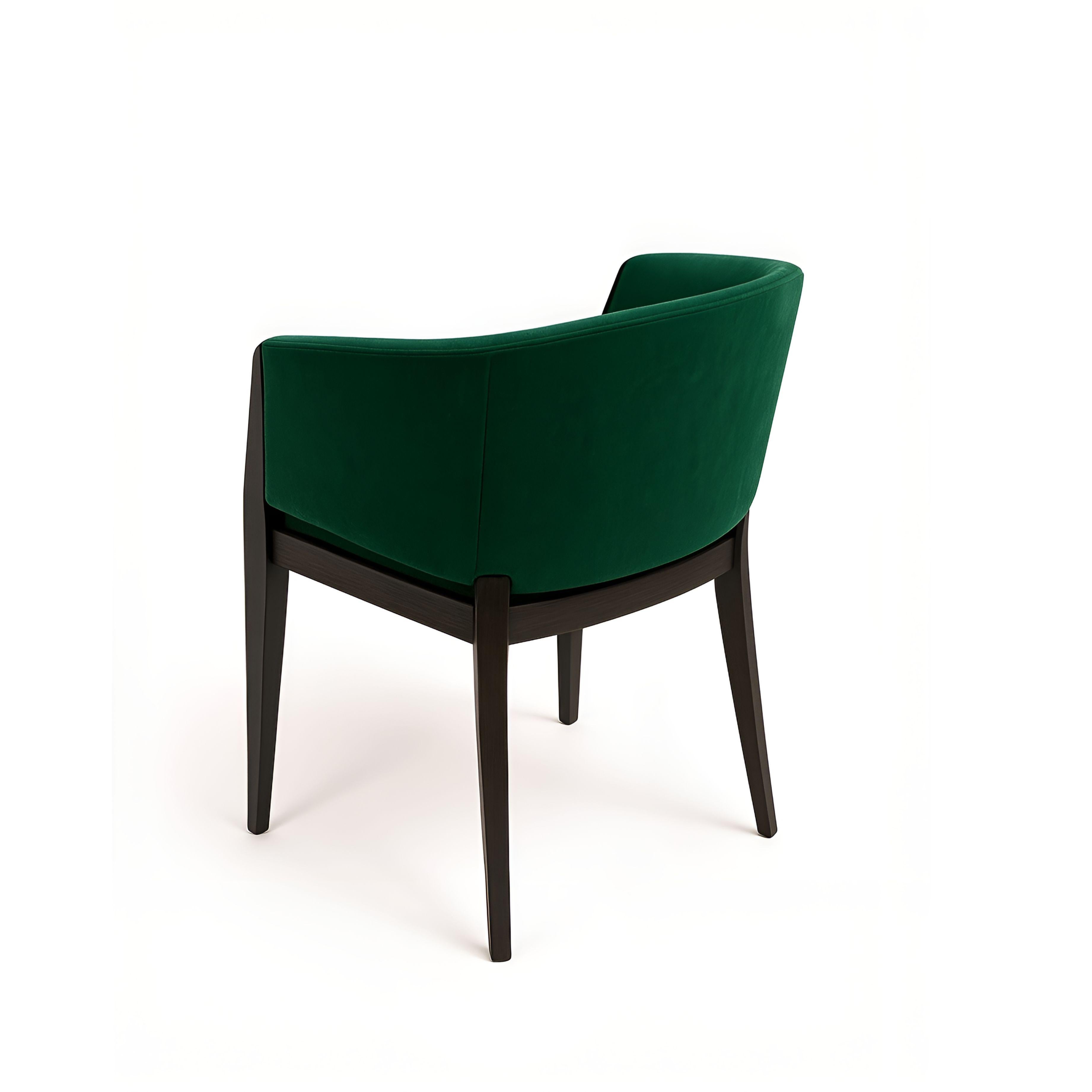 Questa poltrona moderna presenta un design sofisticato adatto ad applicazioni residenziali, alberghiere o commerciali. La sedia è rivestita in un ricco velluto verde smeraldo, che offre una texture lussuosa e una profonda saturazione del colore. Lo