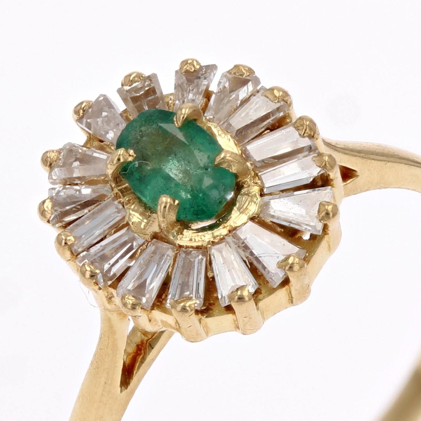 Modern Emerald Trapeze Diamonds 18 Karat Yellow Gold Ring For Sale 5