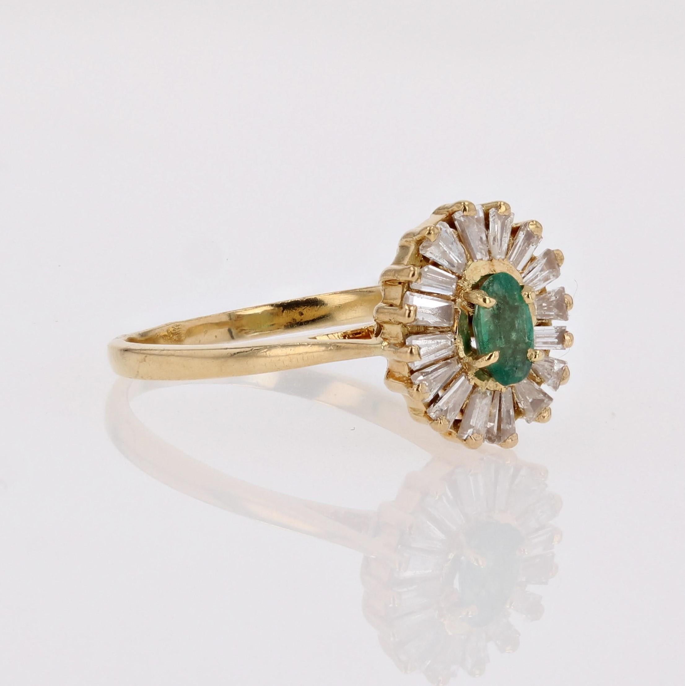 Modern Emerald Trapeze Diamonds 18 Karat Yellow Gold Ring For Sale 6