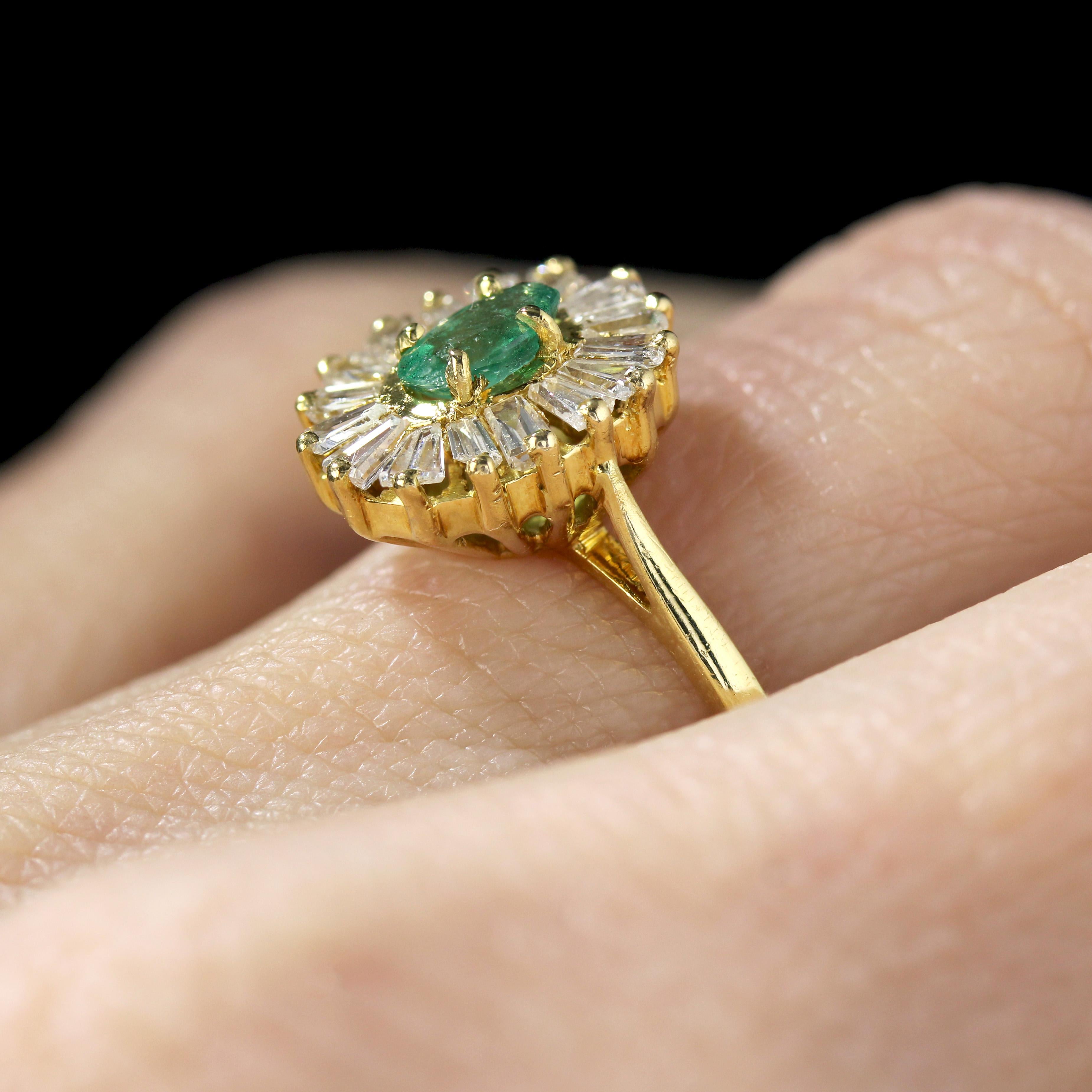 Modern Emerald Trapeze Diamonds 18 Karat Yellow Gold Ring For Sale 7