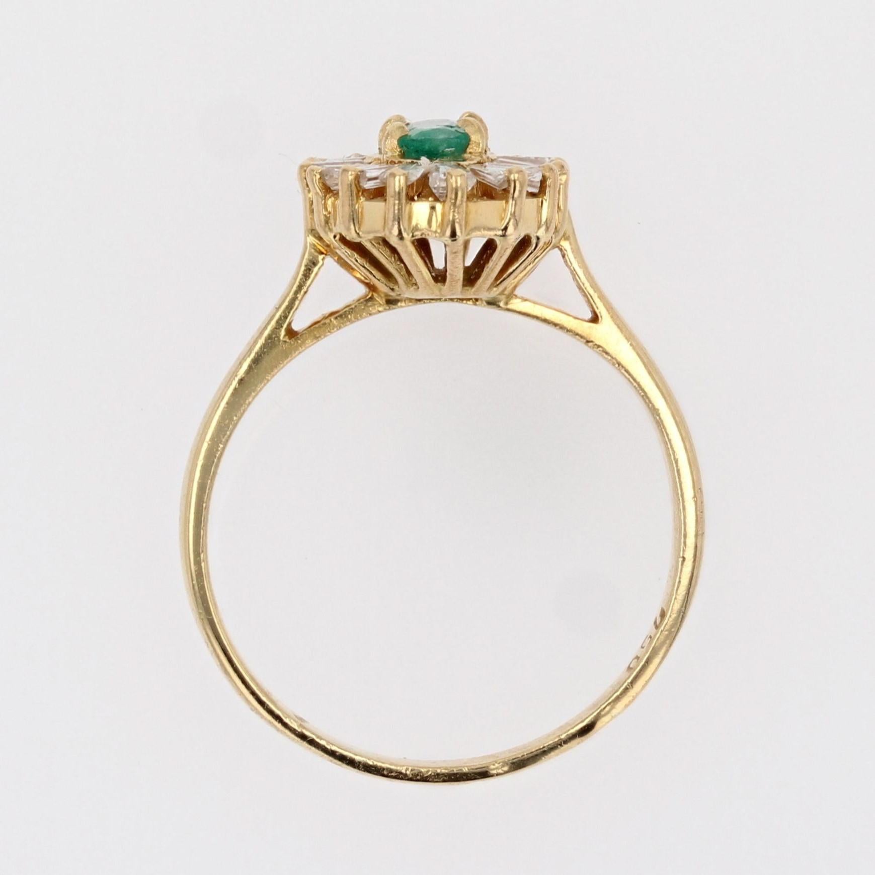 Bague moderne en or jaune 18 carats avec émeraudes trapézoïdales et diamants en vente 7