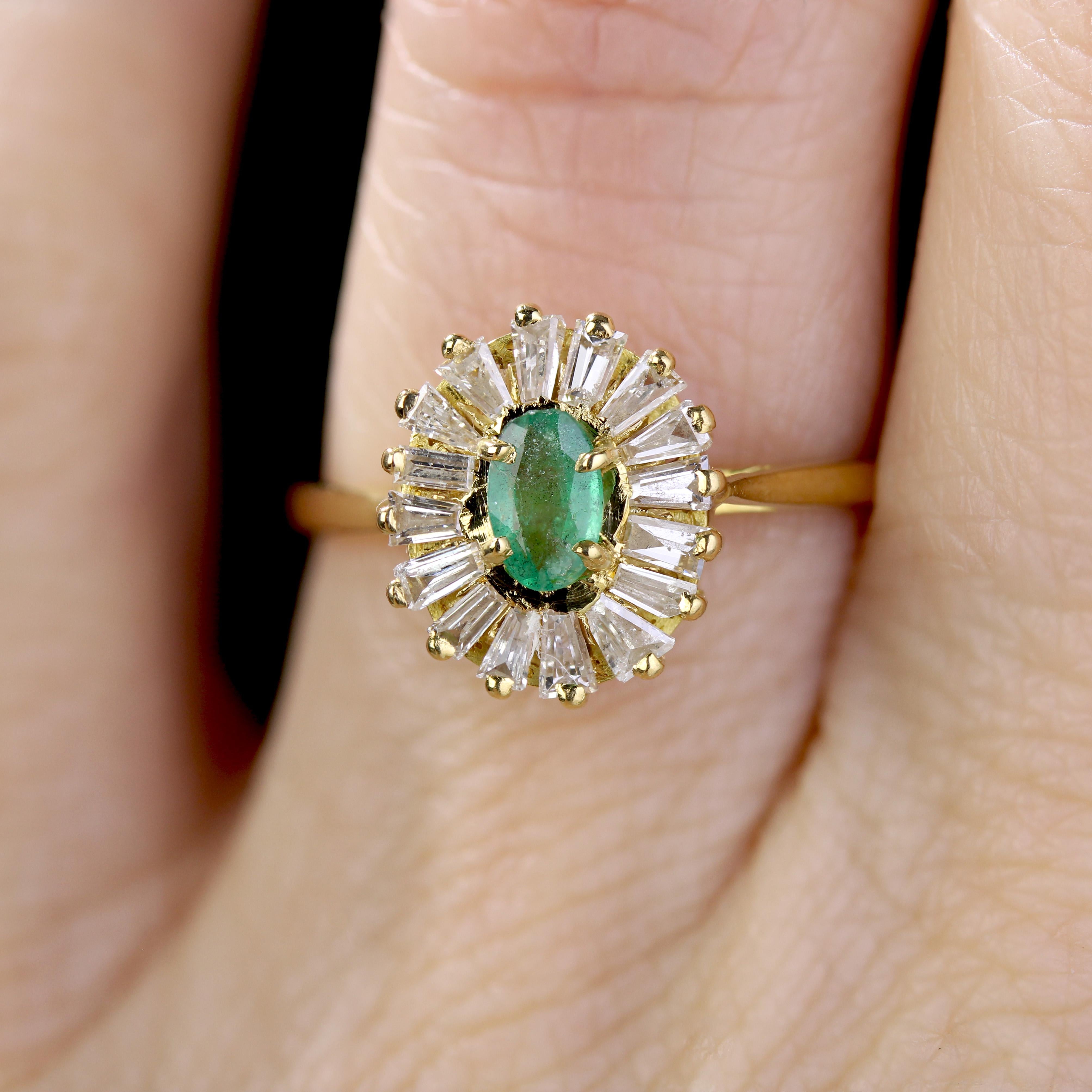 Modern Emerald Trapeze Diamonds 18 Karat Yellow Gold Ring For Sale 1
