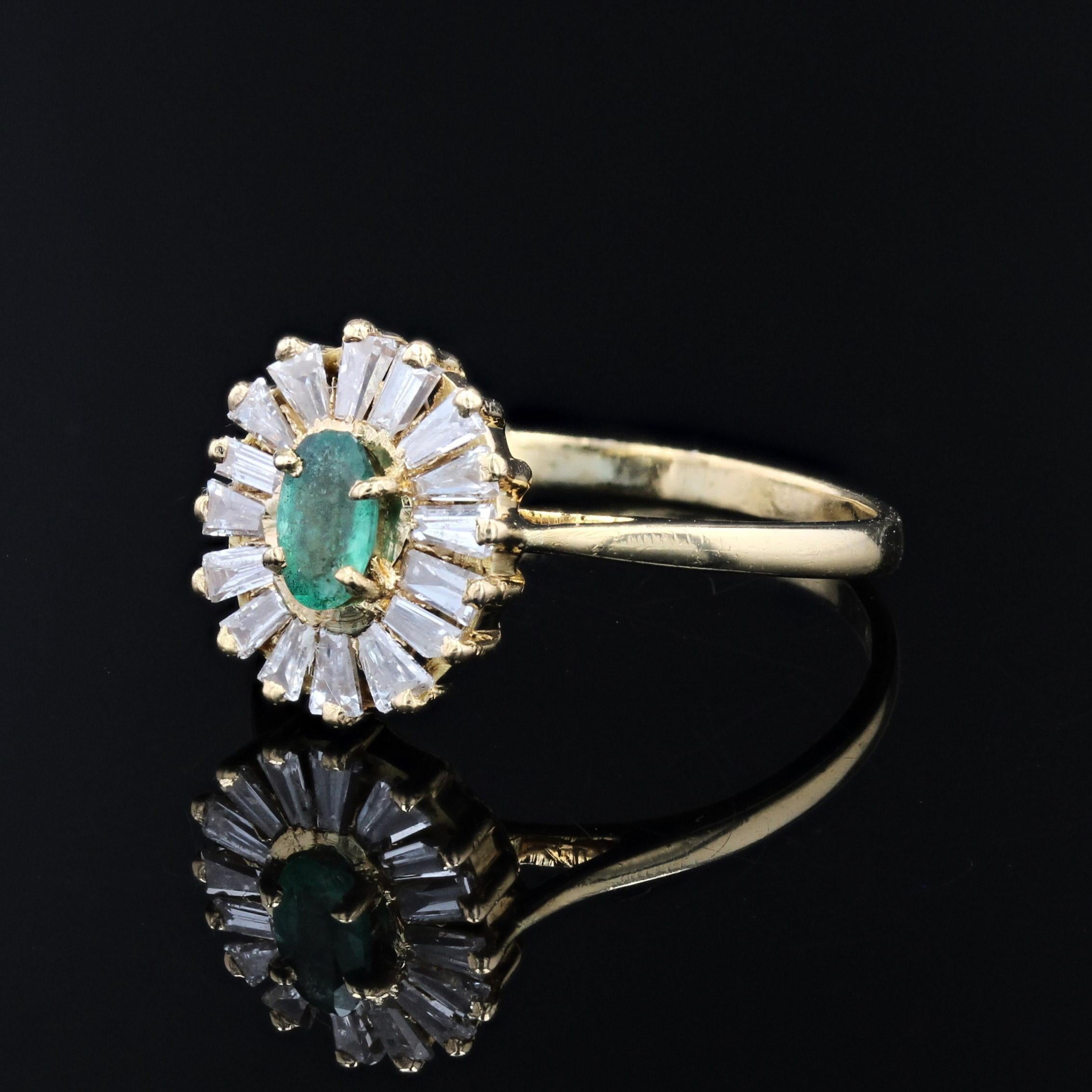 Modern Emerald Trapeze Diamonds 18 Karat Yellow Gold Ring For Sale 2