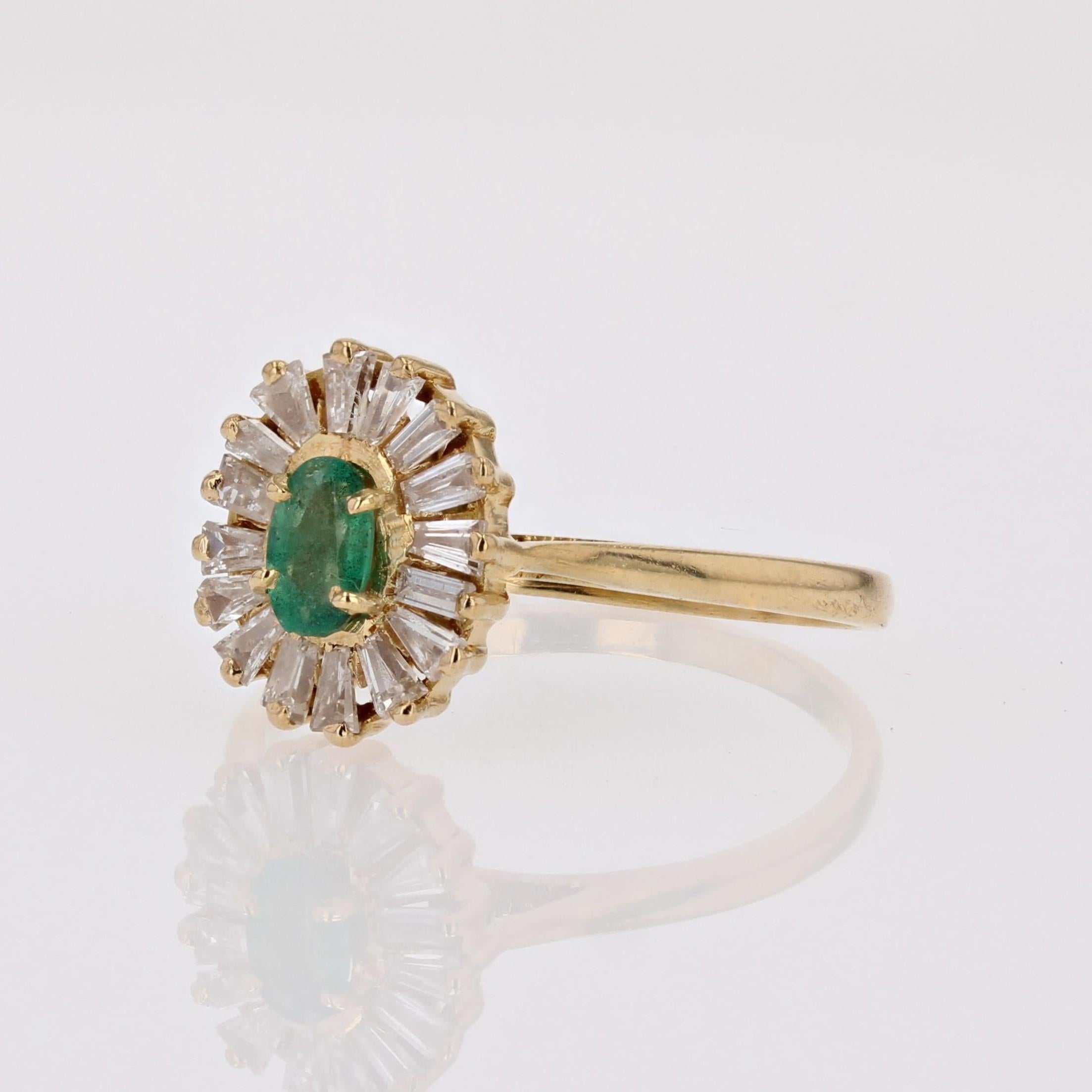 Modern Emerald Trapeze Diamonds 18 Karat Yellow Gold Ring For Sale 3