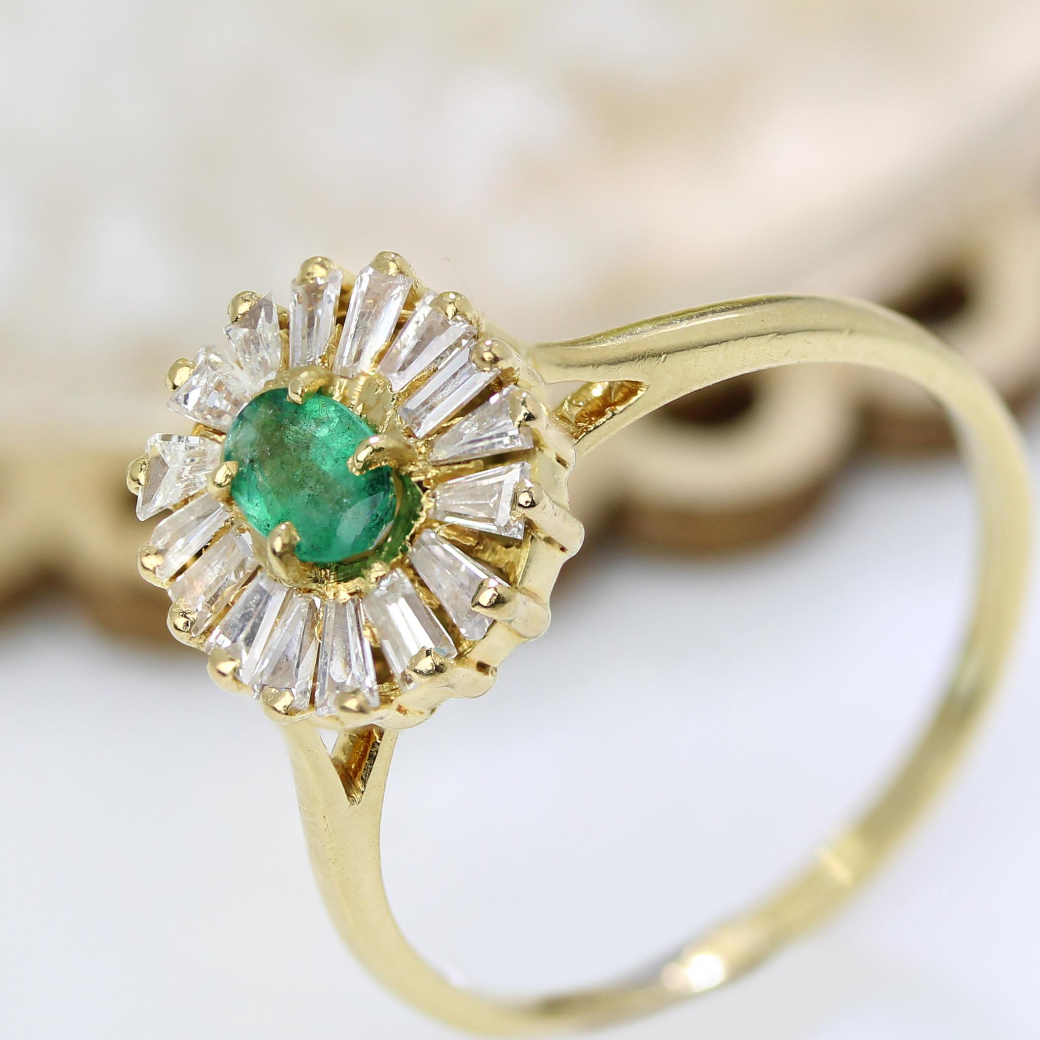 Modern Emerald Trapeze Diamonds 18 Karat Yellow Gold Ring For Sale 4