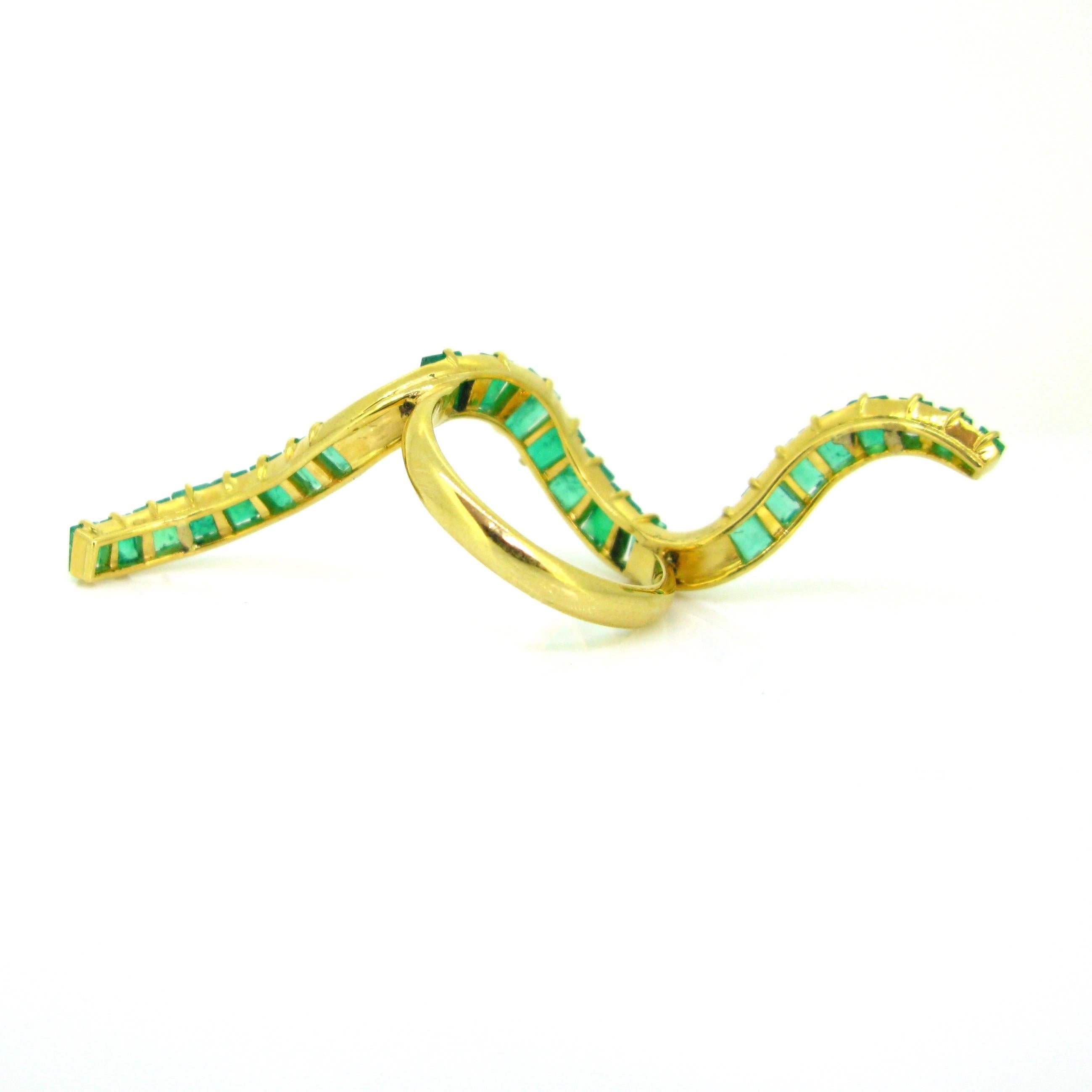 Modern Emeralds Yellow Gold Cocktail Fashion Design Wave Ring In Good Condition For Sale In London, GB