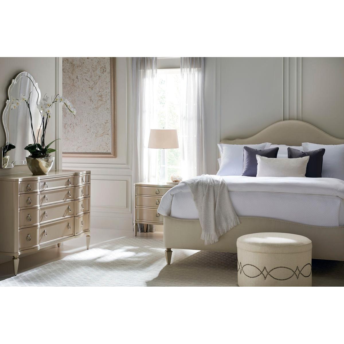 Modernes englisches Queen-Bett mit Kamelrückenlehne im Zustand „Neu“ im Angebot in Westwood, NJ