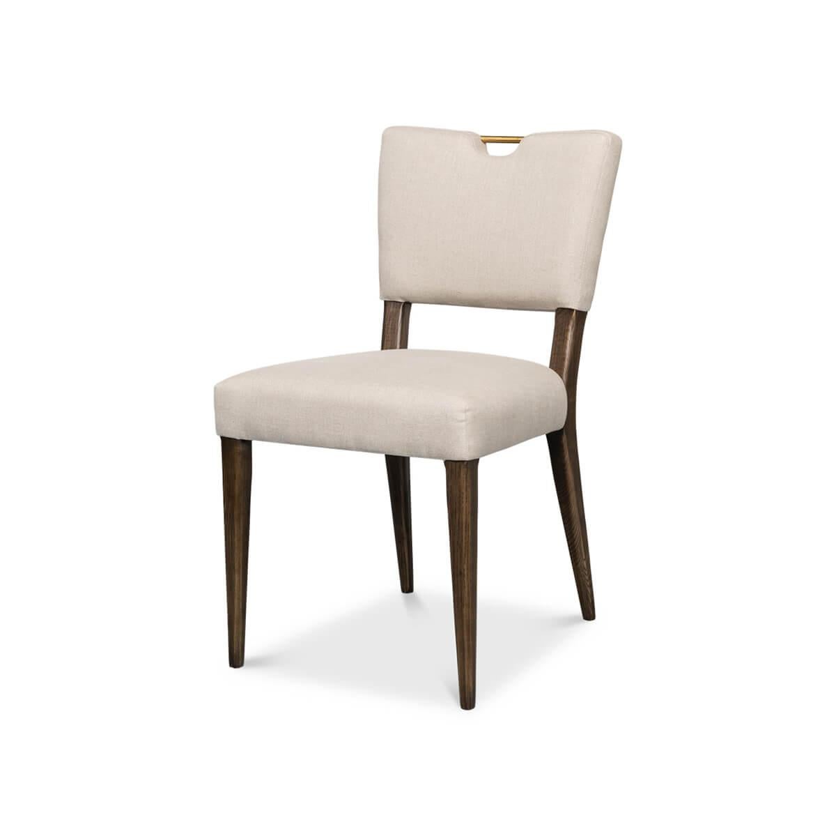 Sedia da pranzo inglese moderna, con linee aggraziate e uno schienale completamente curvo per accentuare il comfort, un rivestimento in lino parla di lusso morbido e tattile. Da una riunione del consiglio di amministrazione a una cena per dodici