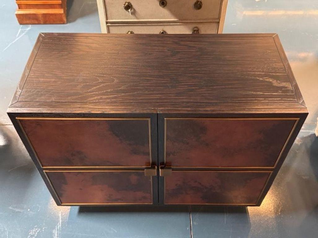 Realizzato per la casa moderna, il mobile Julian Chichester in Oak, Vellum e ottone dona un tocco di raffinatezza a qualsiasi spazio. Il design elegante dell'armadio è completato dalla sua resistente struttura in legno di quercia, che lo rende un