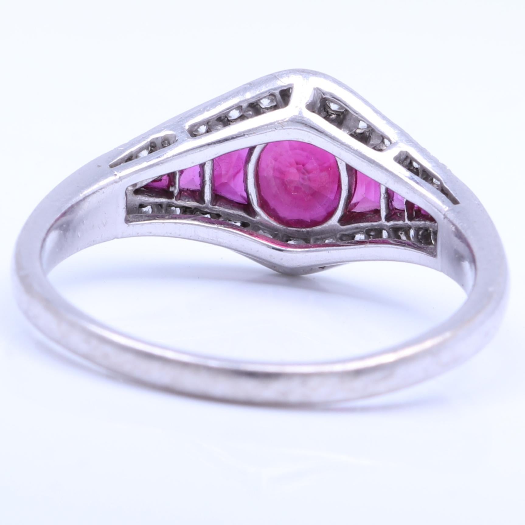Modern English Ruby Diamond 18 Karat Gold Ring In Excellent Condition In Beverly Hills, CA