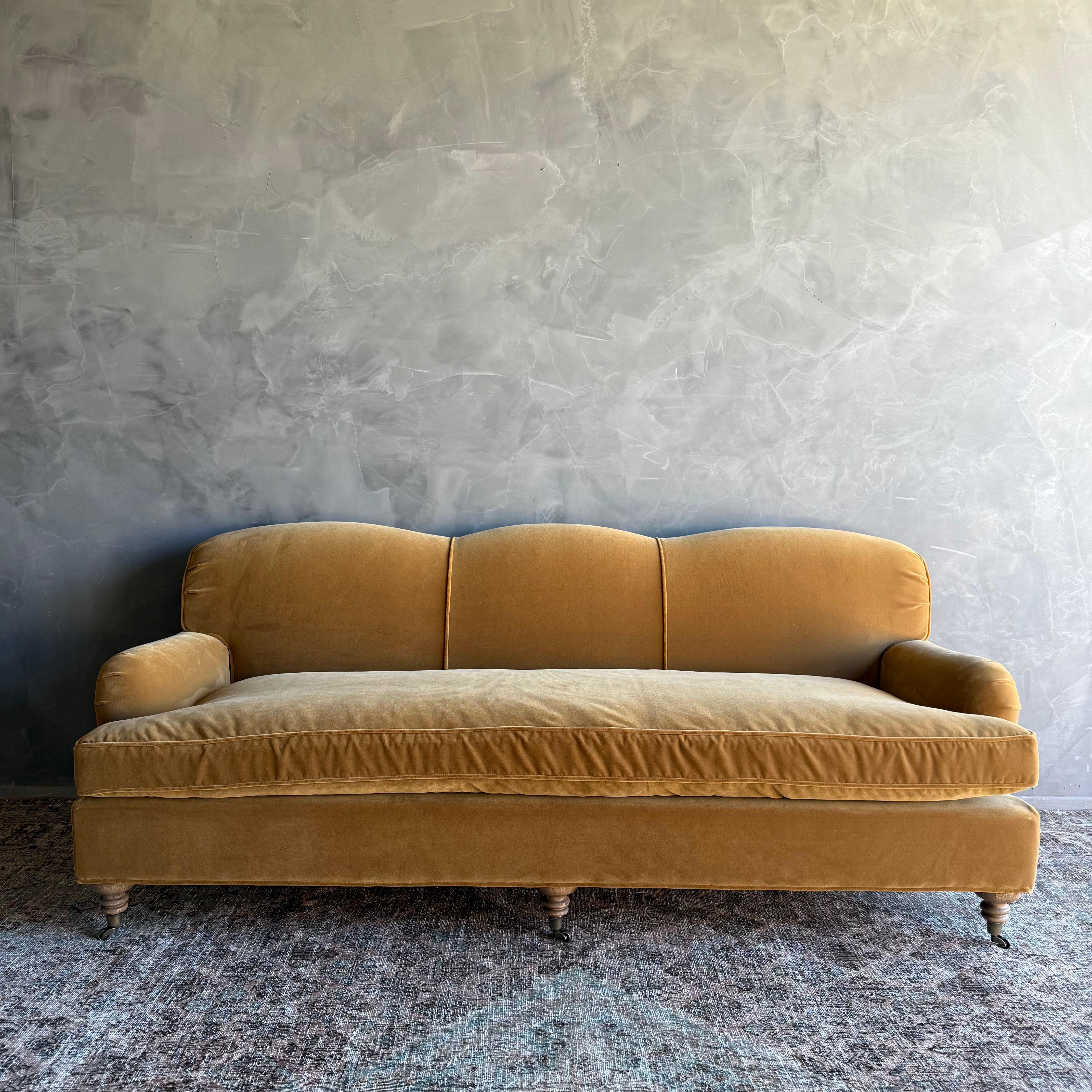 Voici notre canap�é anglais moderne dans un ton riche et magnifique de moutarde caramel.
Cette pièce est conçue pour être la pièce maîtresse de votre espace de vie, alliant l'élégance contemporaine au charme classique.
Rembourrage : Le tissu mohair