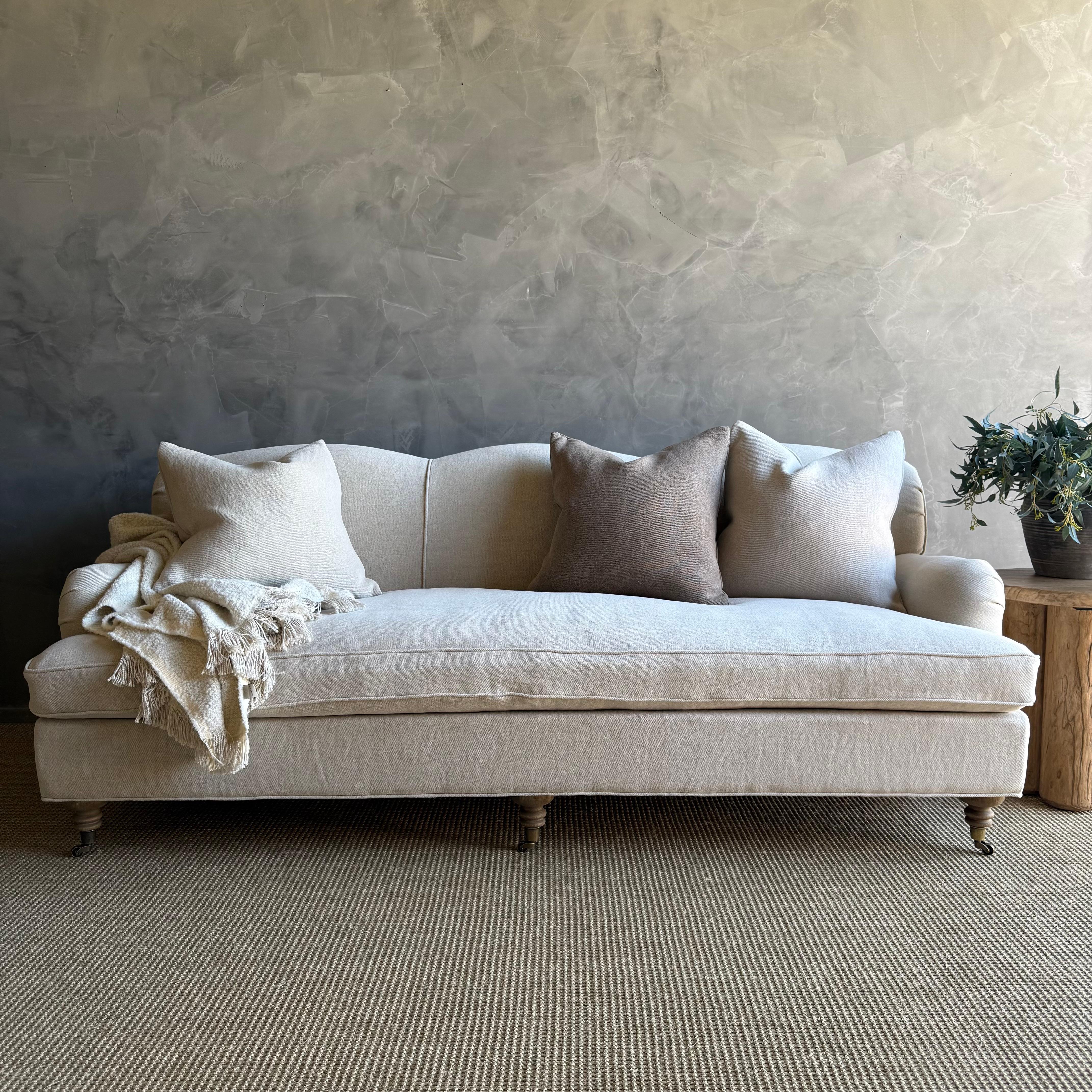 Canapé moderne à accoudoirs anglais
Le canapé à accoudoirs English Arm Sofa est fabriqué en lin épais et doux au toucher pour un luxe accru. Ce canapé est doté d'un coussin d'assise enveloppé de plumes de duvet pour un confort et une détente