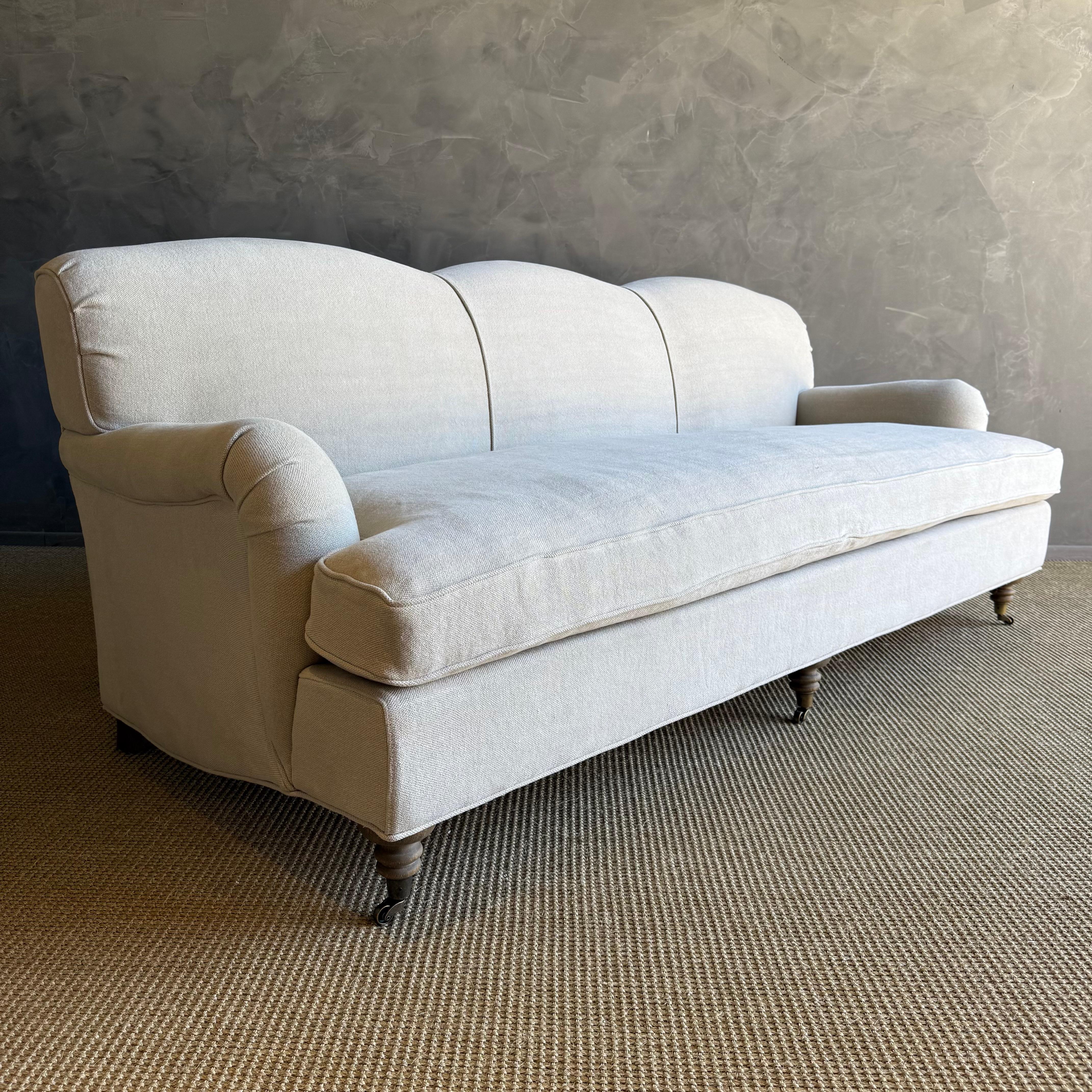 XXIe siècle et contemporain Canapé anglais moderne en ourlet naturel lavé à la pierre et en duvet lourd en vente