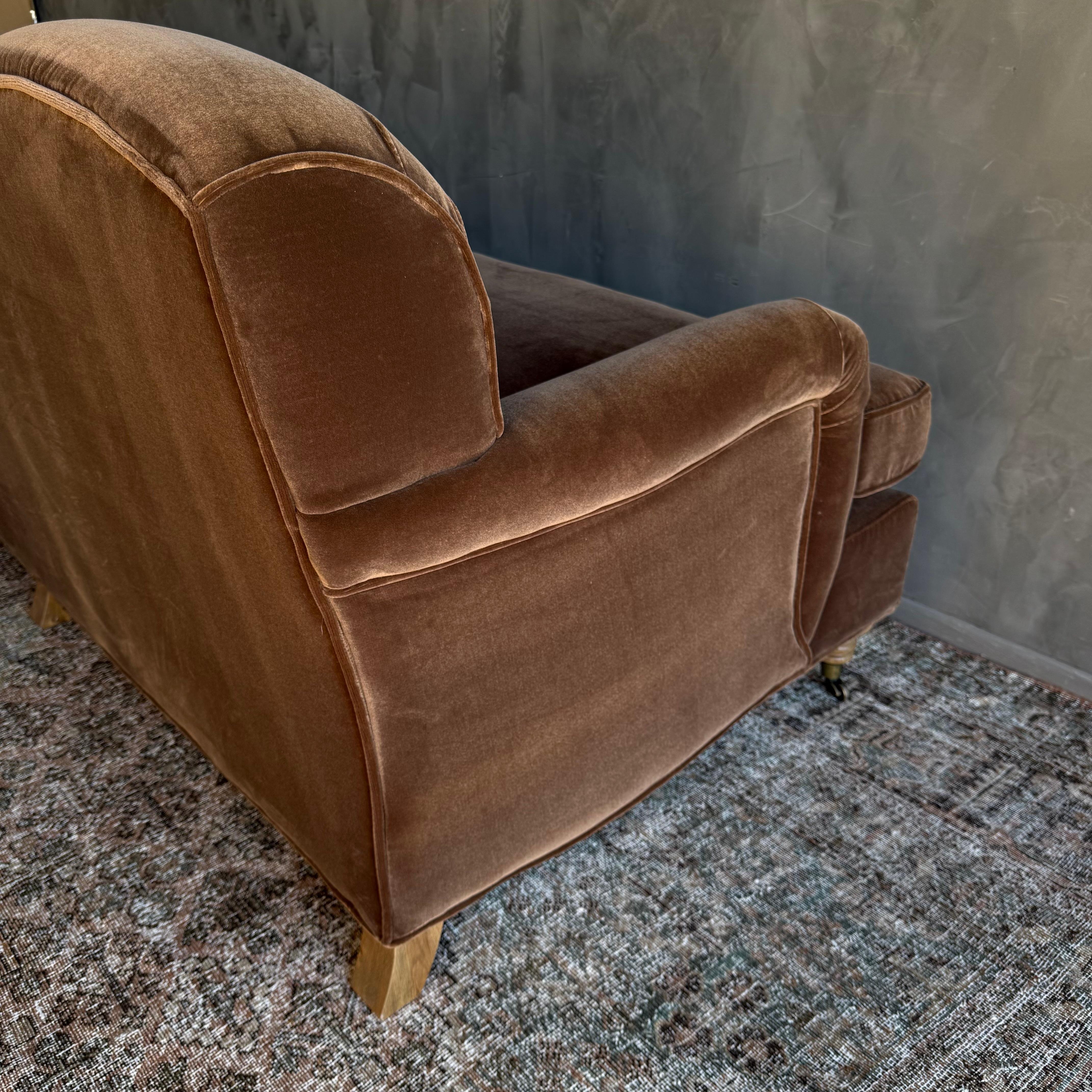 Modern English Sofa in Chestnut Brown in Faux Velvet Mohair with Down Cushion en vente 11