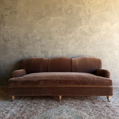 Modernes englisches Sofa in Kastanienbraun aus Mohair-Kunstsamt mit Daunenkissen