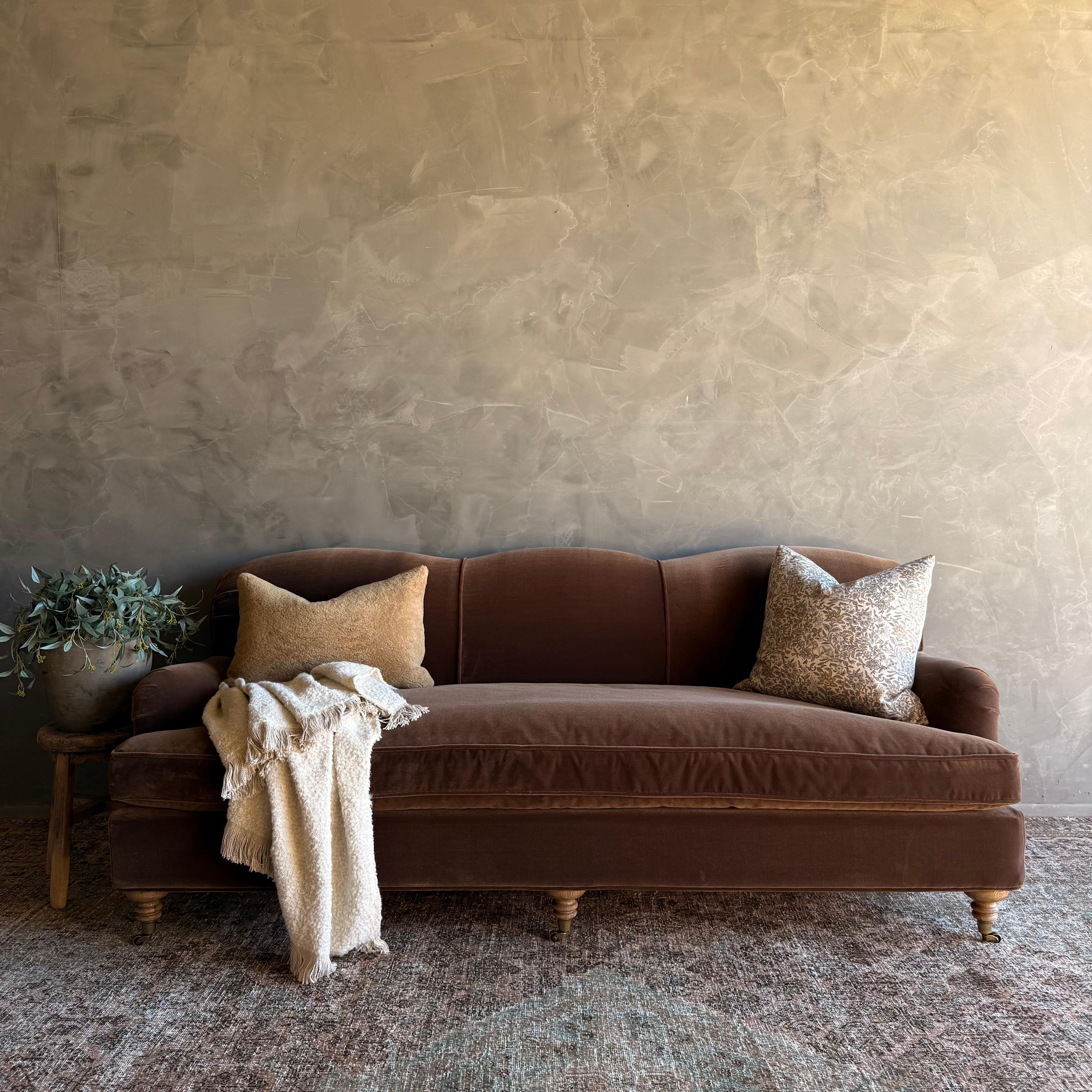 Velours Modern English Sofa in Chestnut Brown in Faux Velvet Mohair with Down Cushion en vente