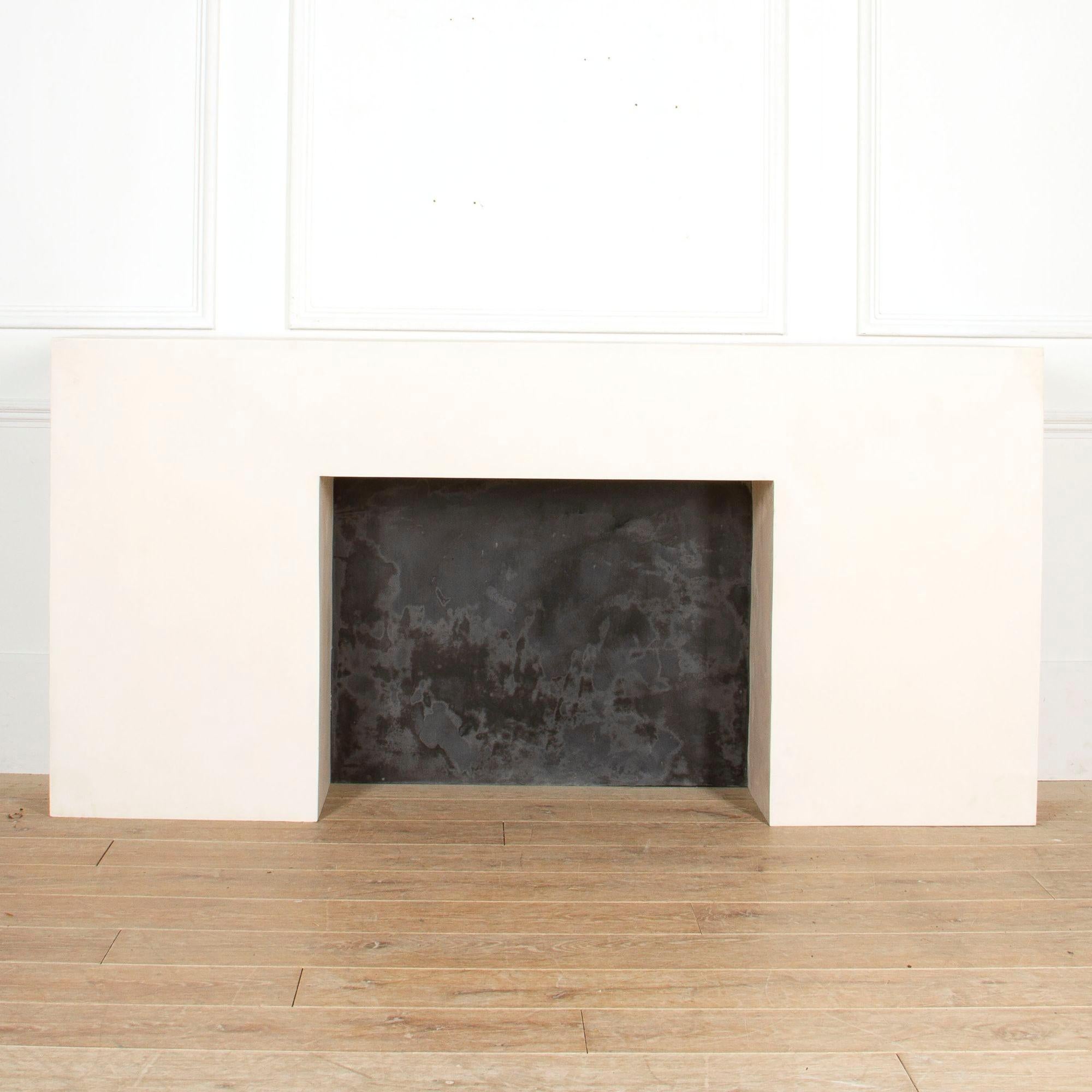 Inglese Console moderna inglese Whiting con polvere di marmo e resina in vendita