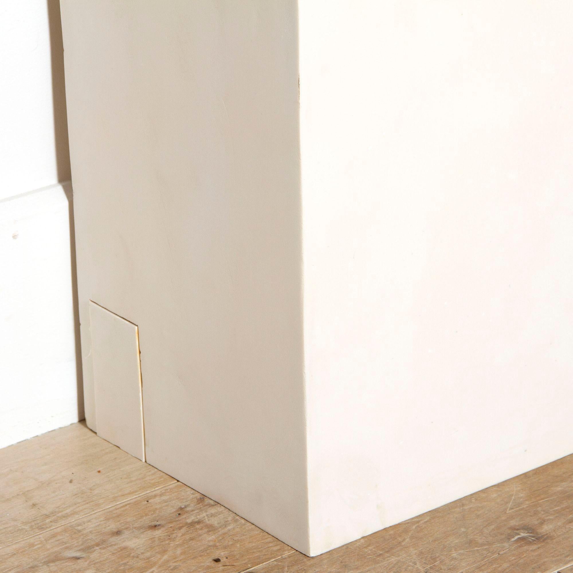 XXI secolo e contemporaneo Console moderna inglese Whiting con polvere di marmo e resina in vendita
