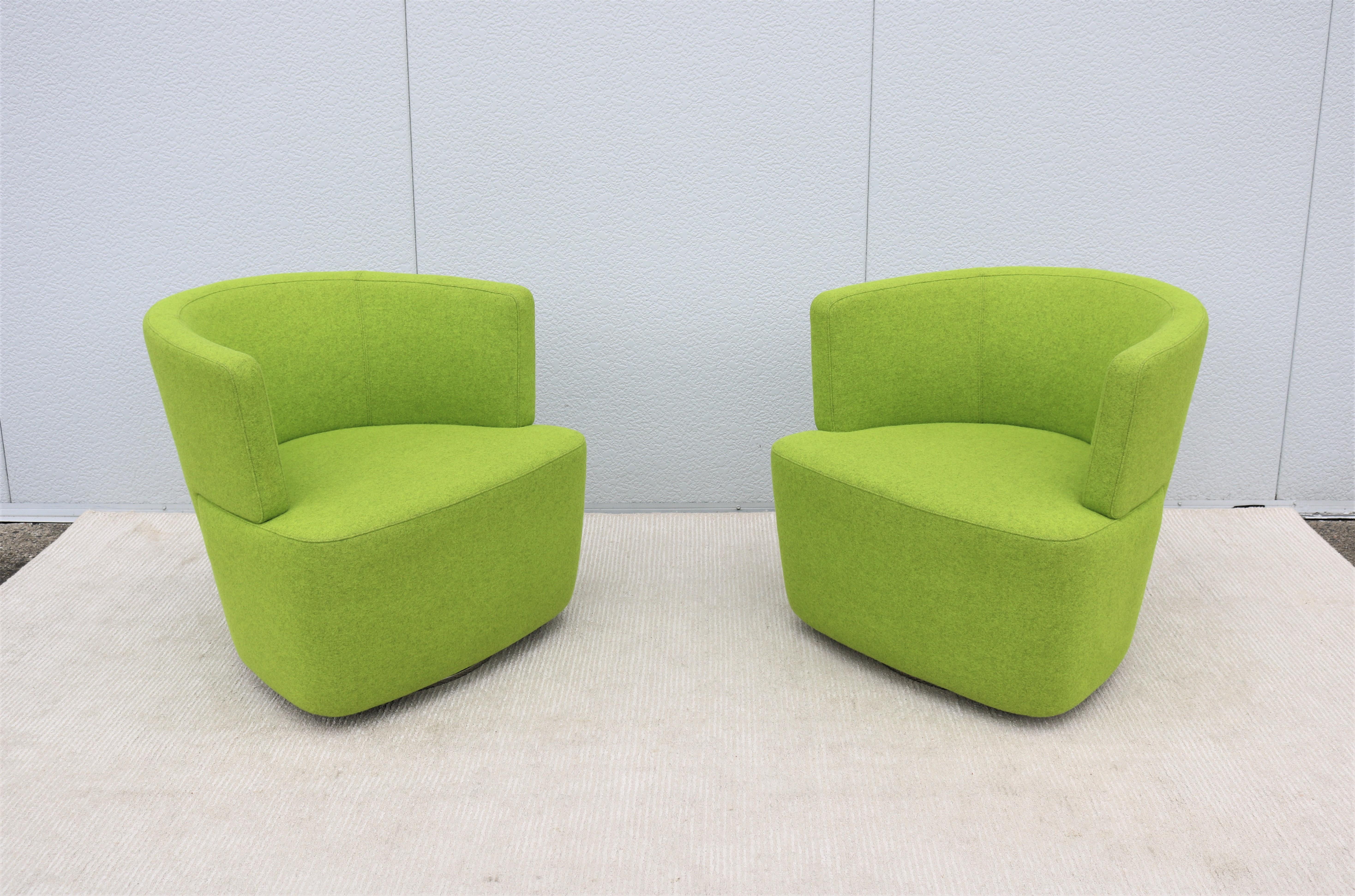 Fabuleuse paire de fauteuils pivotants vert Joel de Walter Knoll.
La beauté moderne et le design intelligent de la chaise longue Joel sont une nouvelle version de la chaise club classique.
Un chef-d'œuvre raffiné et moderne, confortable et bien