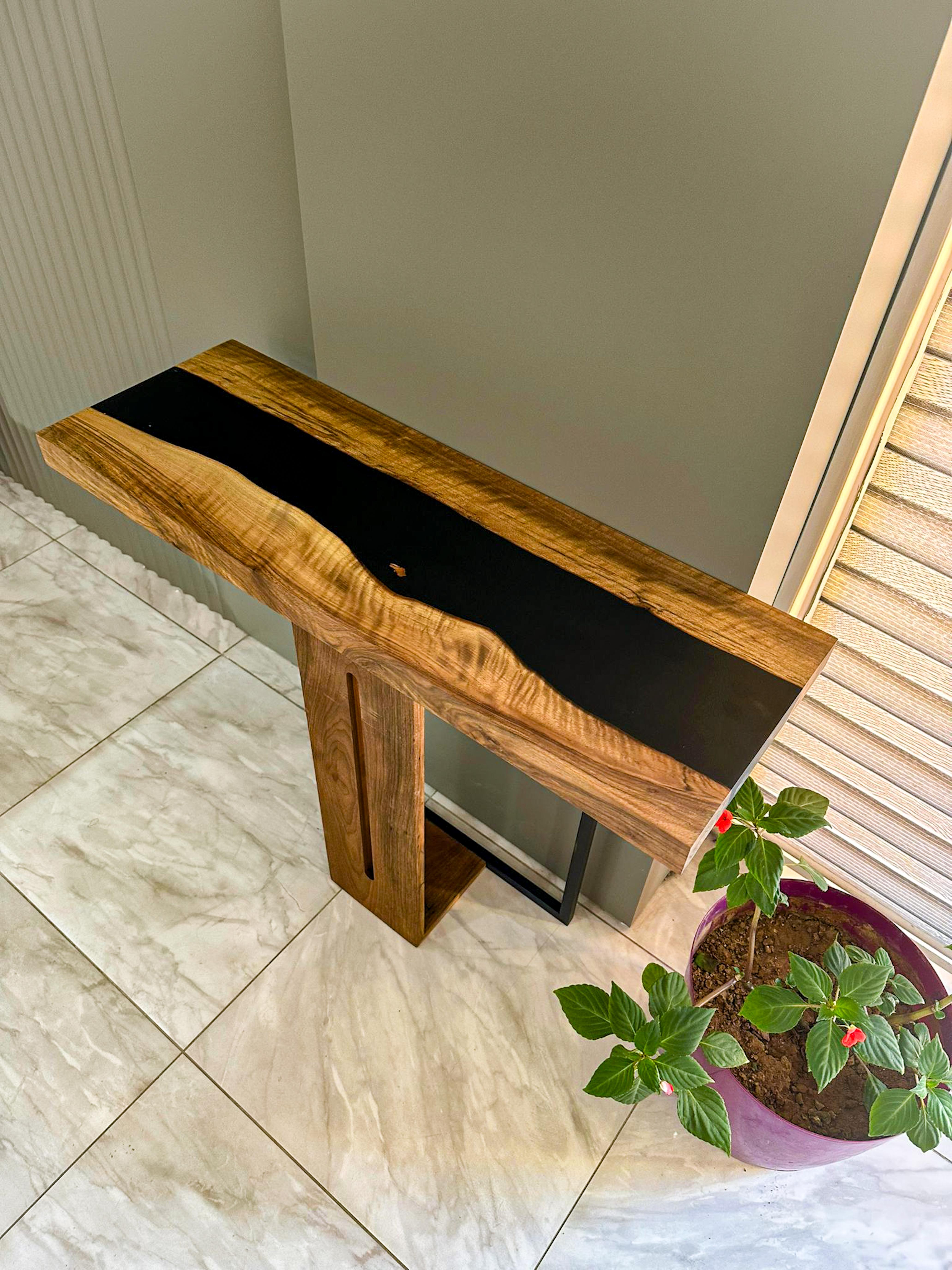 Moderno Tavolo console moderno in resina epossidica - Tavolo da ingresso con bordo vivo - Tavolo da ingresso personalizzato in vendita