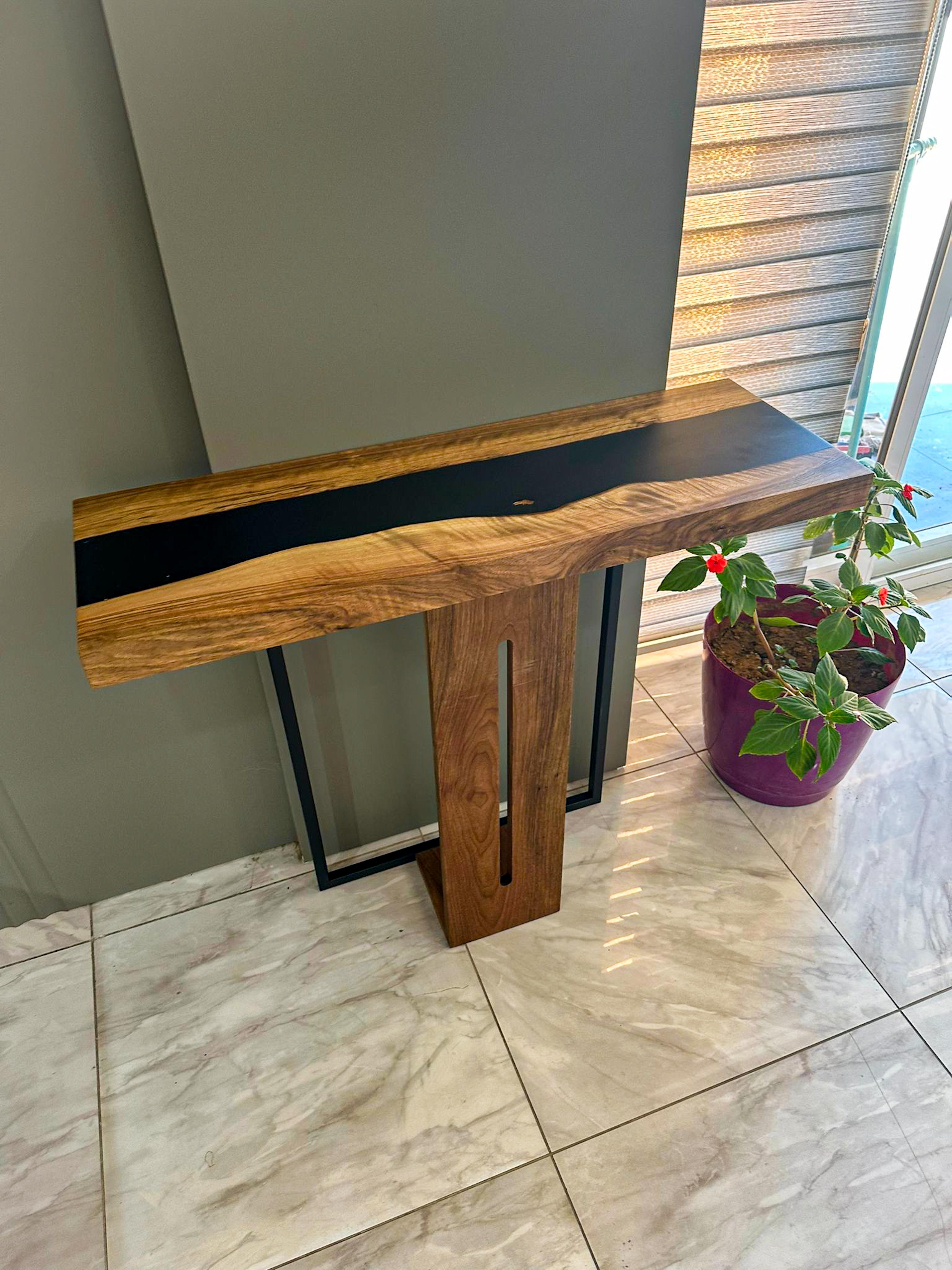 Intagliato a mano Tavolo console moderno in resina epossidica - Tavolo da ingresso con bordo vivo - Tavolo da ingresso personalizzato in vendita