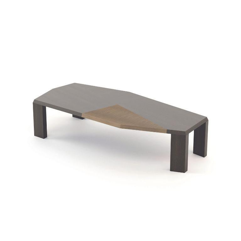 Organique Table de salle à manger moderne Escarpa en chêne Brown foncé et laiton antique en vente