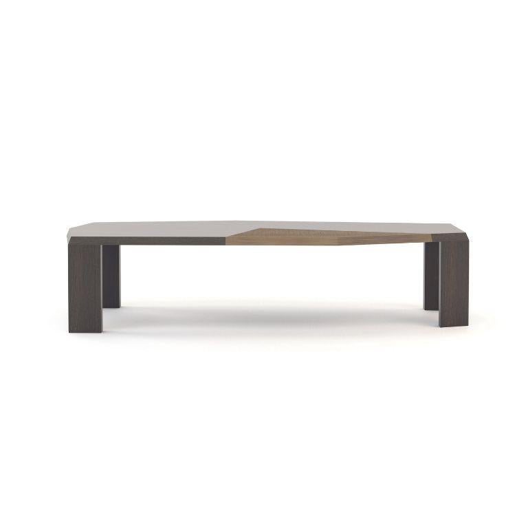 Fait main Table de salle à manger moderne Escarpa en chêne Brown foncé et laiton antique en vente