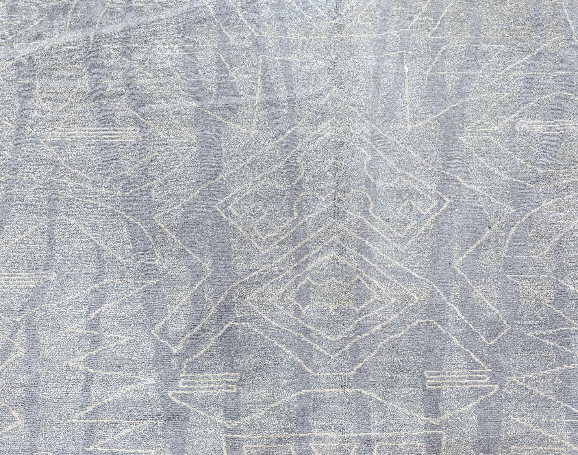 Doris Leslie Blau collection Modern Eskayel Akimbo grey and white handwoven wool rug.
Size: 12'2