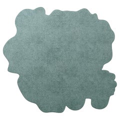 Moderner Essential Neutralfarbener Teppich mit organischer Form und handgetufteter botanischer Seide