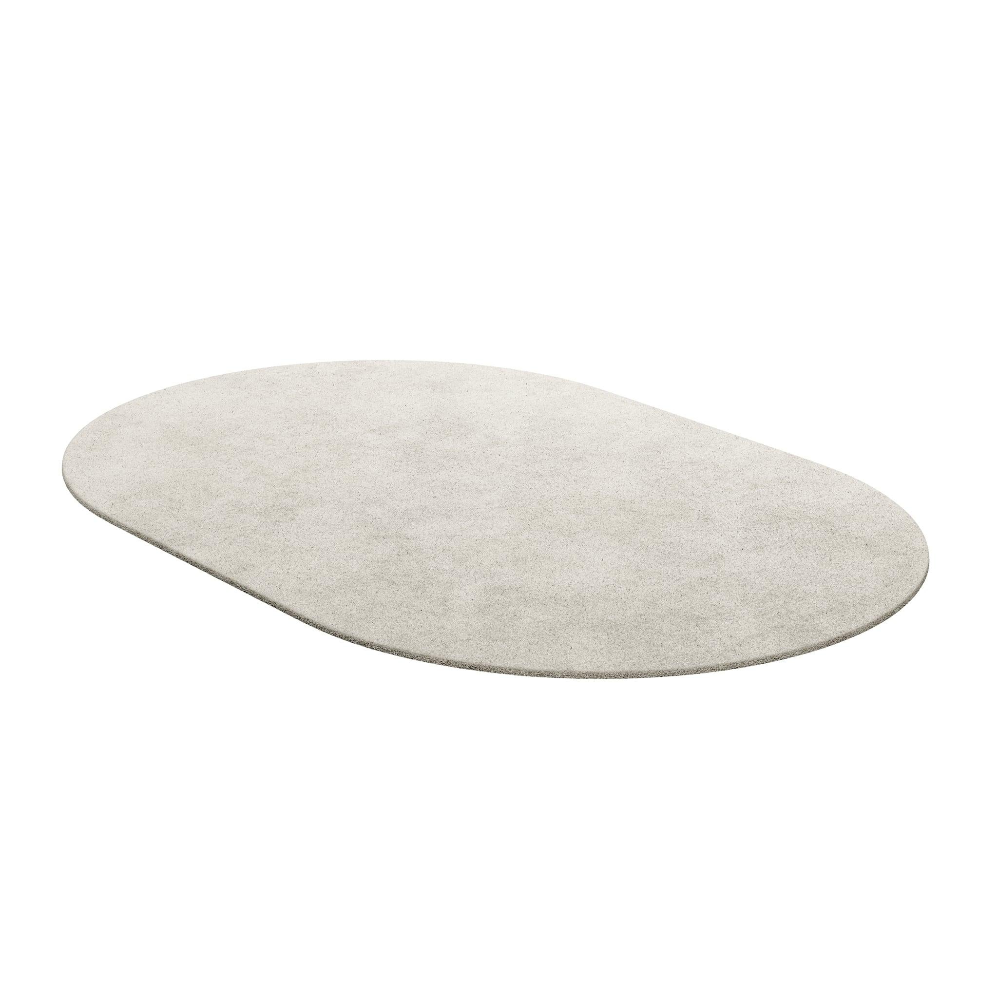 Tapis Oval Ivory #001 is a modern rug with a regular shape. Our essential rugs are available in different shapes and various trendy hues wisely selected to complement an interior design that is craving a comfortable element to highlight the room.