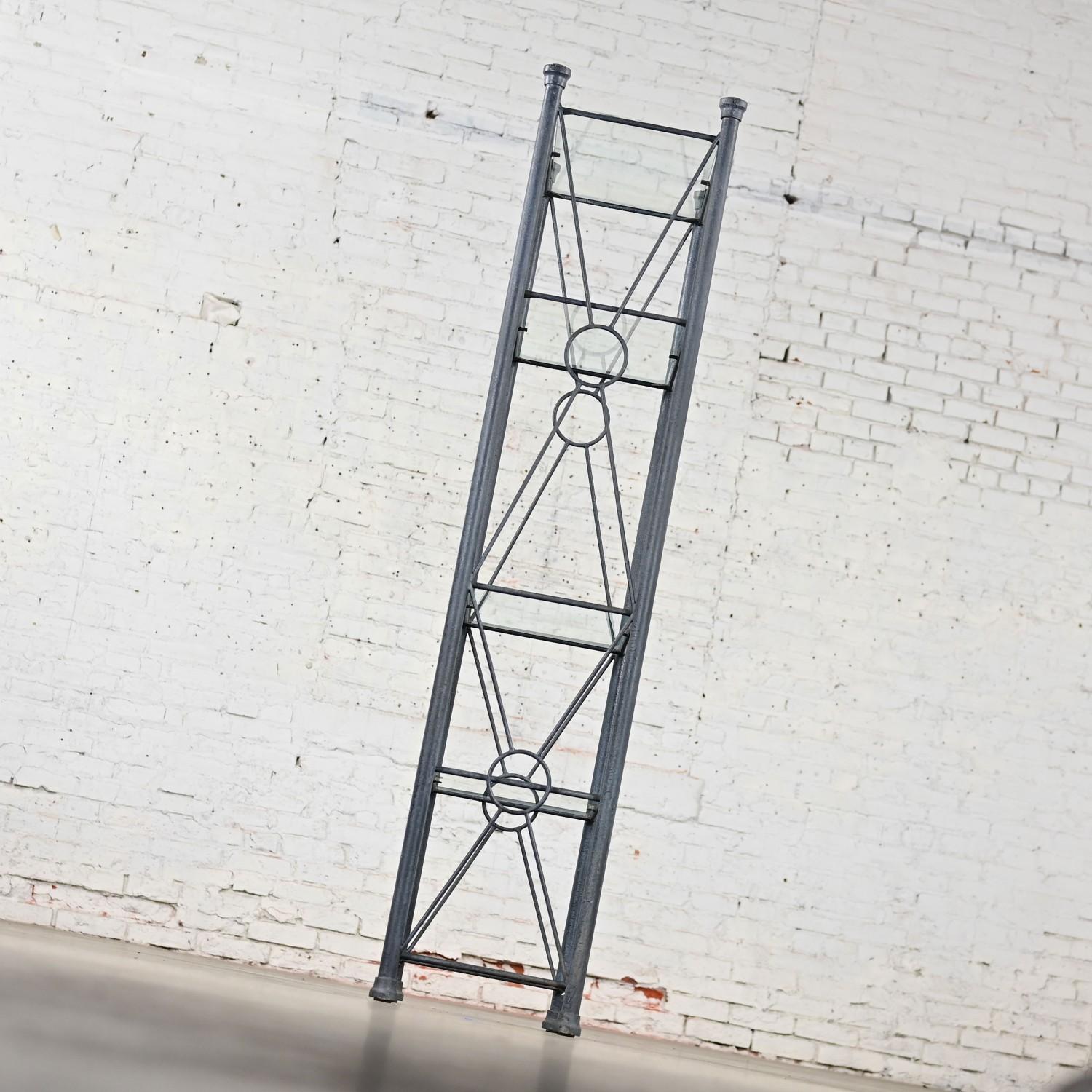 Moderne Etagere mit schwarzem und anthrazitgrauem strukturiertem Metallrohrrahmen und Glasböden im Angebot 7