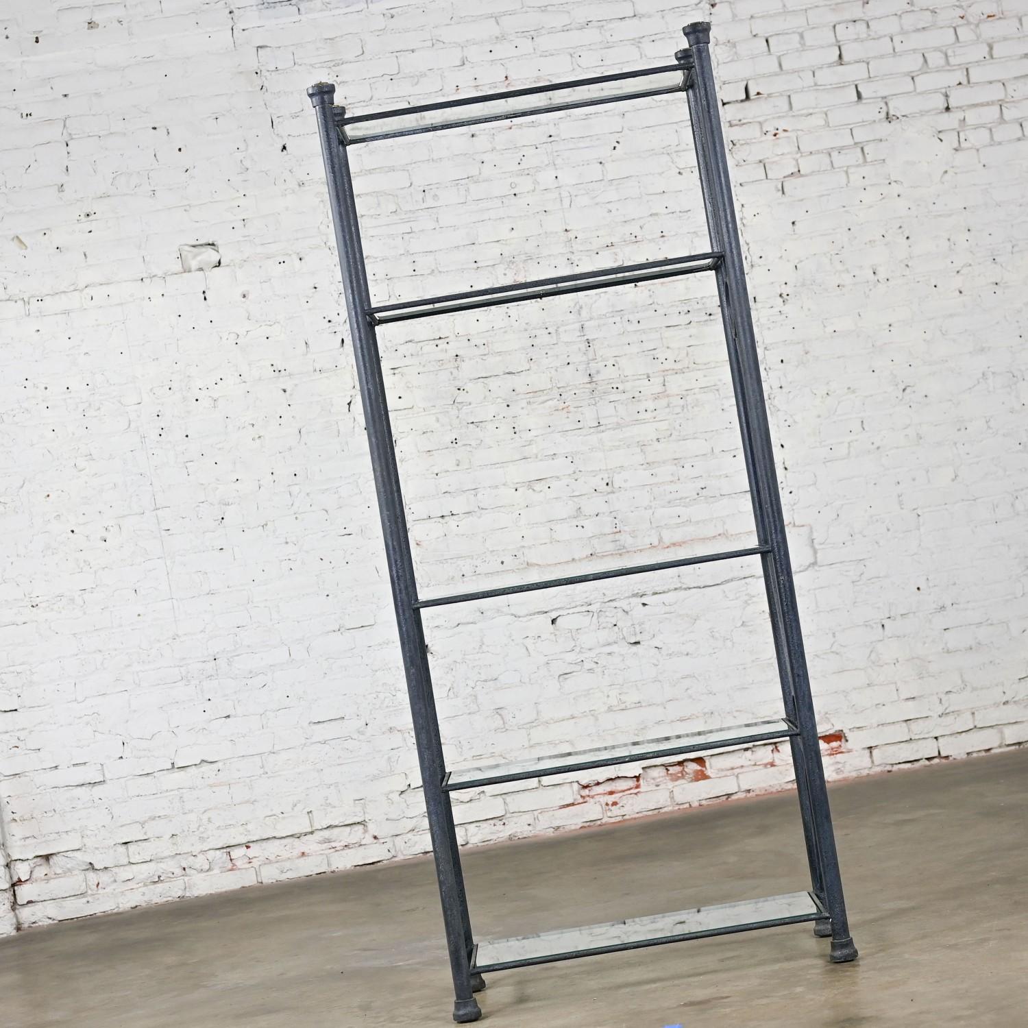 Moderne Etagere mit schwarzem und anthrazitgrauem strukturiertem Metallrohrrahmen und Glasböden im Angebot 8