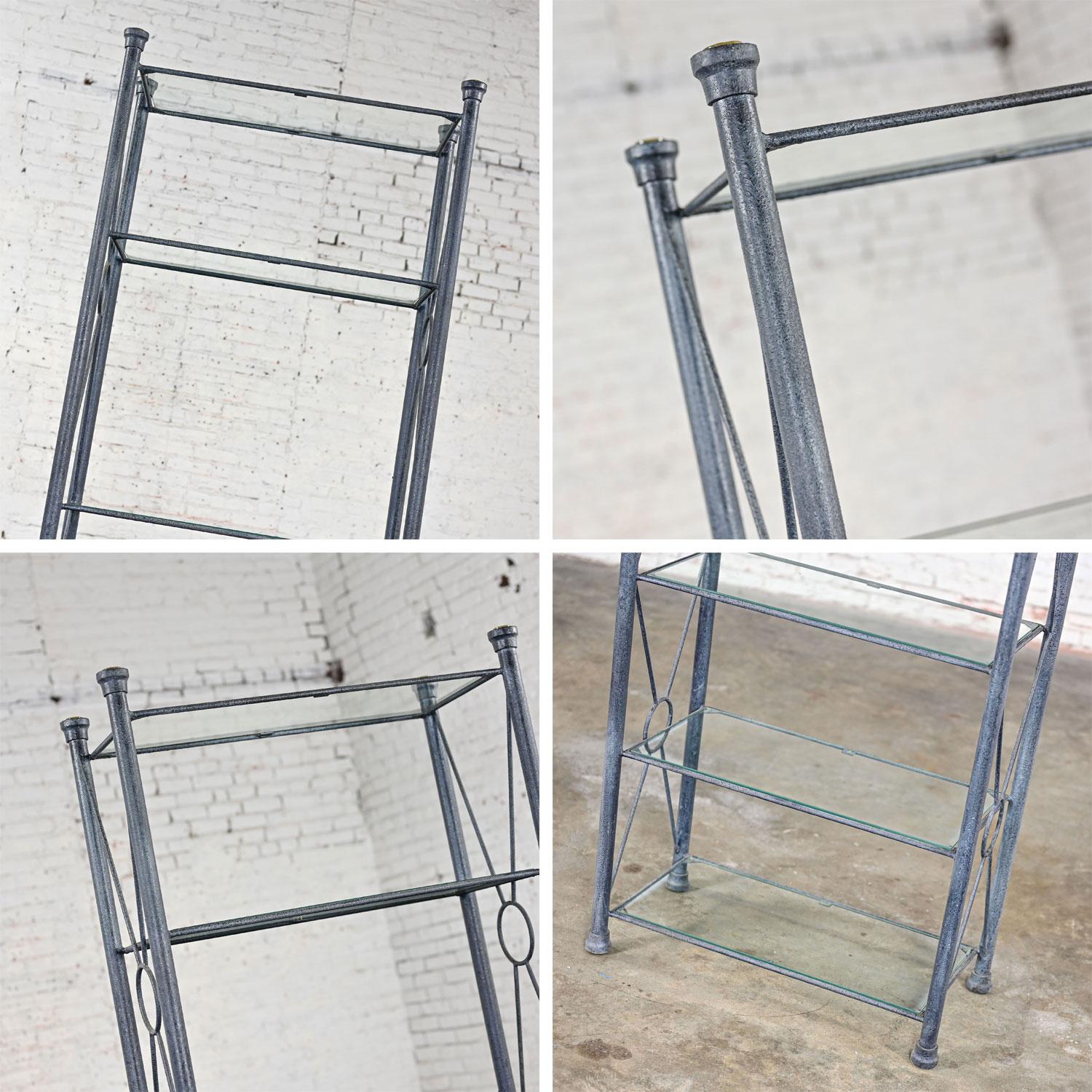 Moderne Etagere mit schwarzem und anthrazitgrauem strukturiertem Metallrohrrahmen und Glasböden im Angebot 10