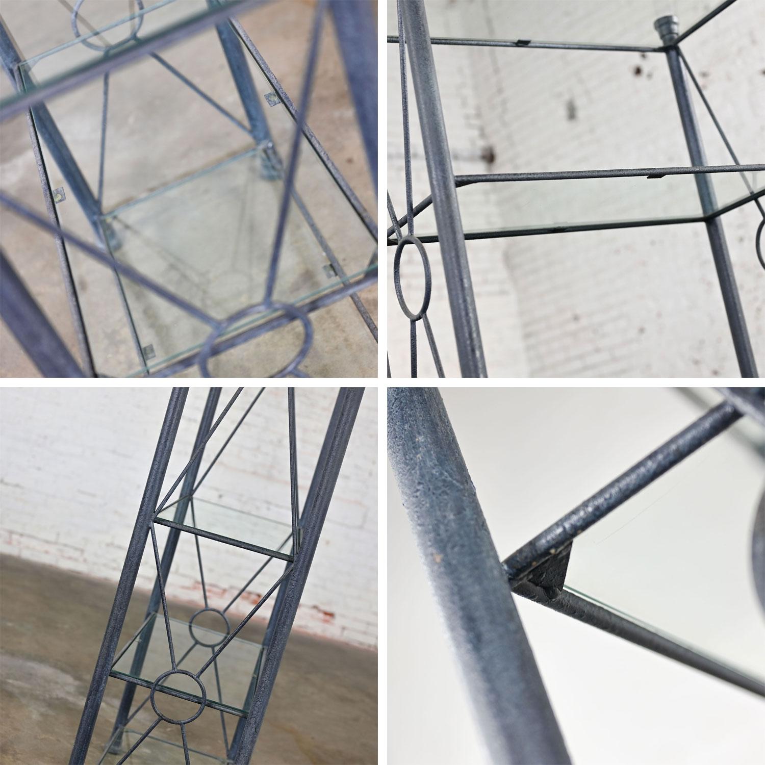 Moderne Etagere mit schwarzem und anthrazitgrauem strukturiertem Metallrohrrahmen und Glasböden im Angebot 12