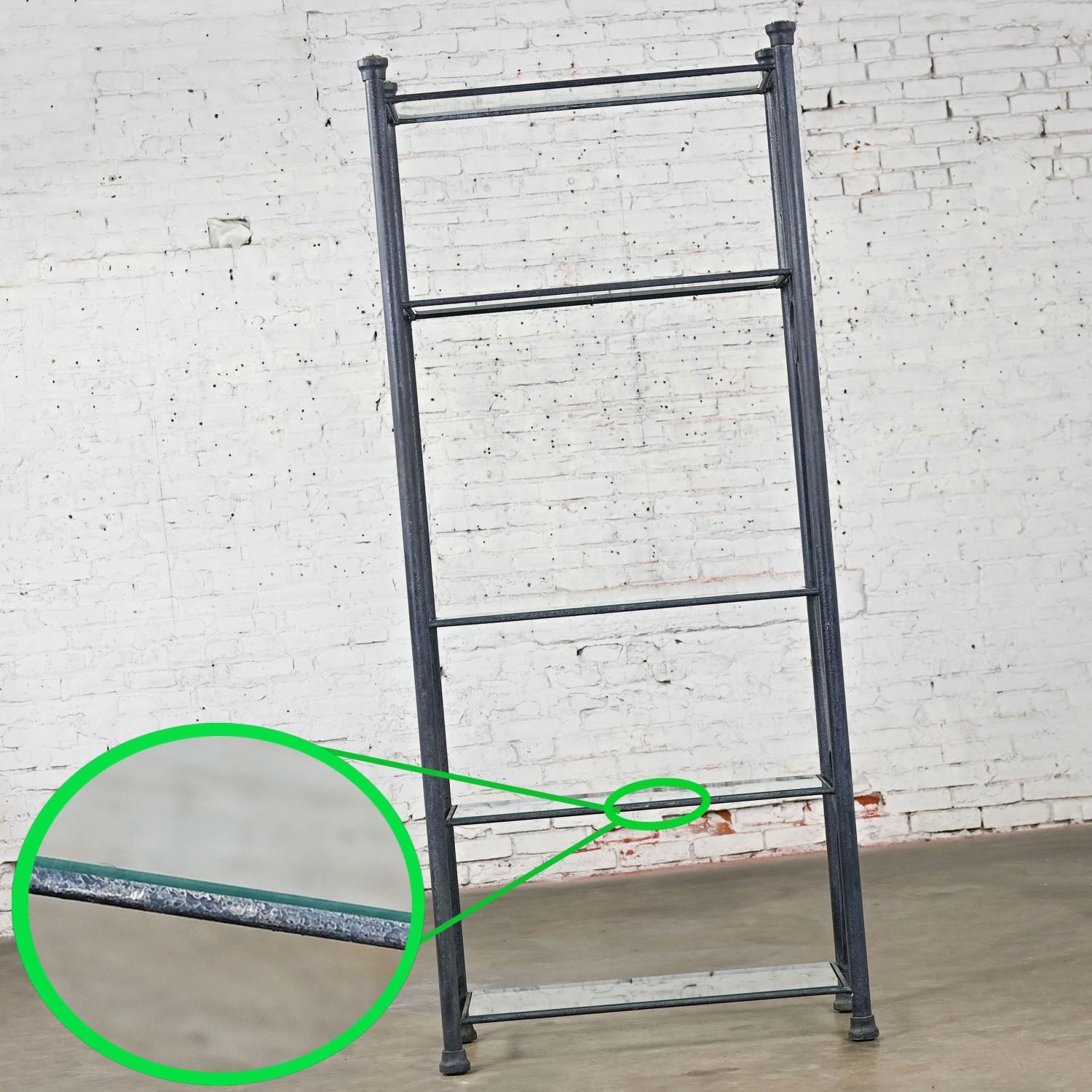 Moderne Etagere mit schwarzem und anthrazitgrauem strukturiertem Metallrohrrahmen und Glasböden im Angebot 13