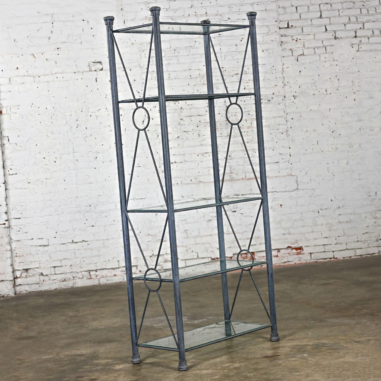 Moderne Etagere mit schwarzem und anthrazitgrauem strukturiertem Metallrohrrahmen und Glasböden im Zustand „Gut“ im Angebot in Topeka, KS