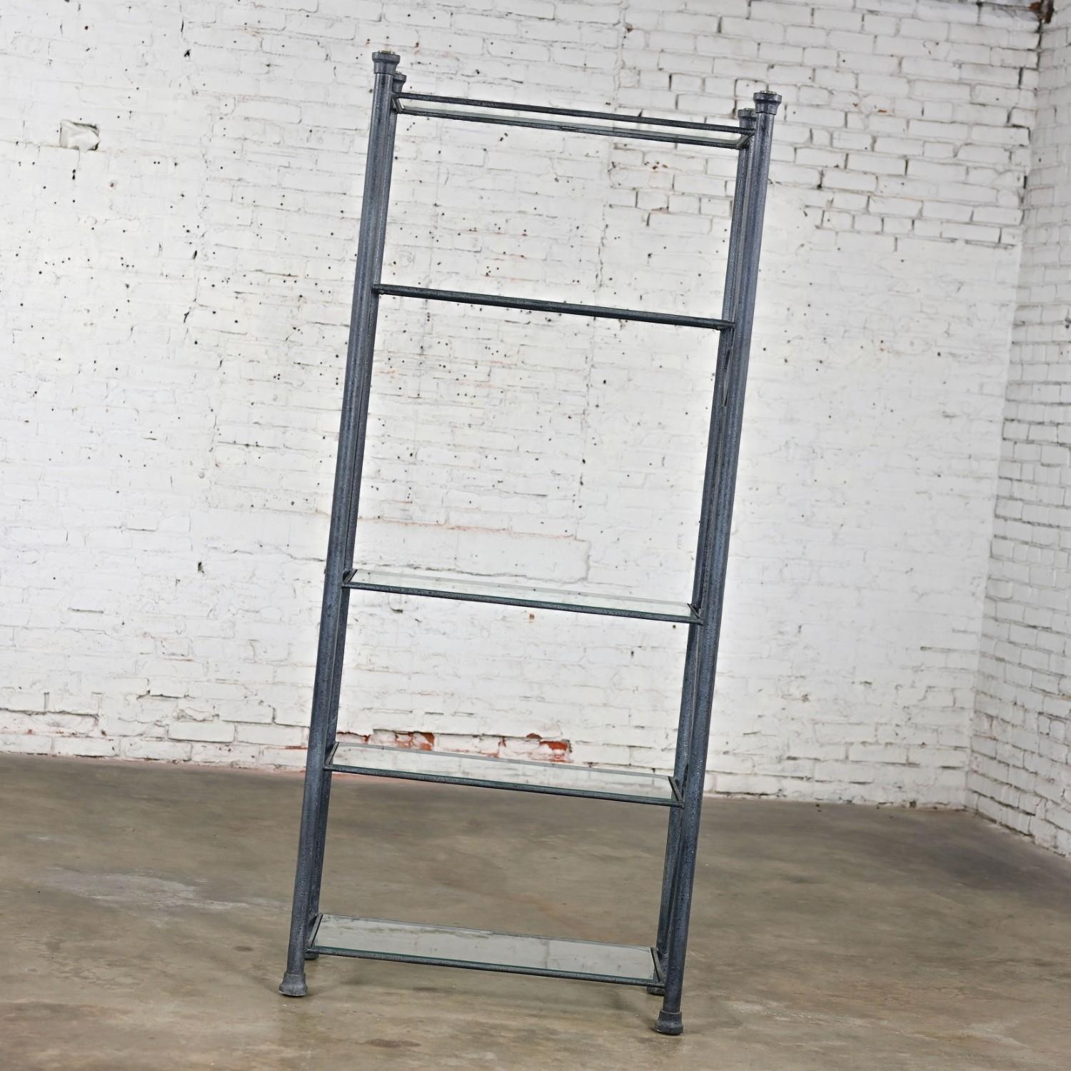 Moderne Etagere mit schwarzem und anthrazitgrauem strukturiertem Metallrohrrahmen und Glasböden im Angebot 1