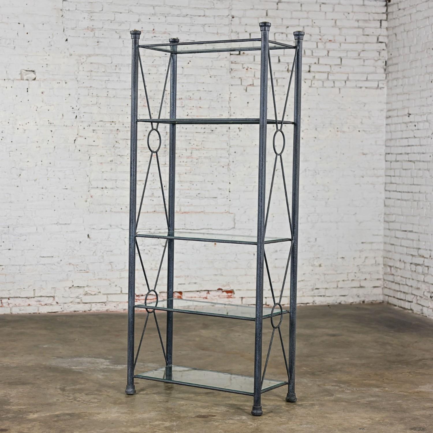 Moderne Etagere mit schwarzem und anthrazitgrauem strukturiertem Metallrohrrahmen und Glasböden im Angebot 2