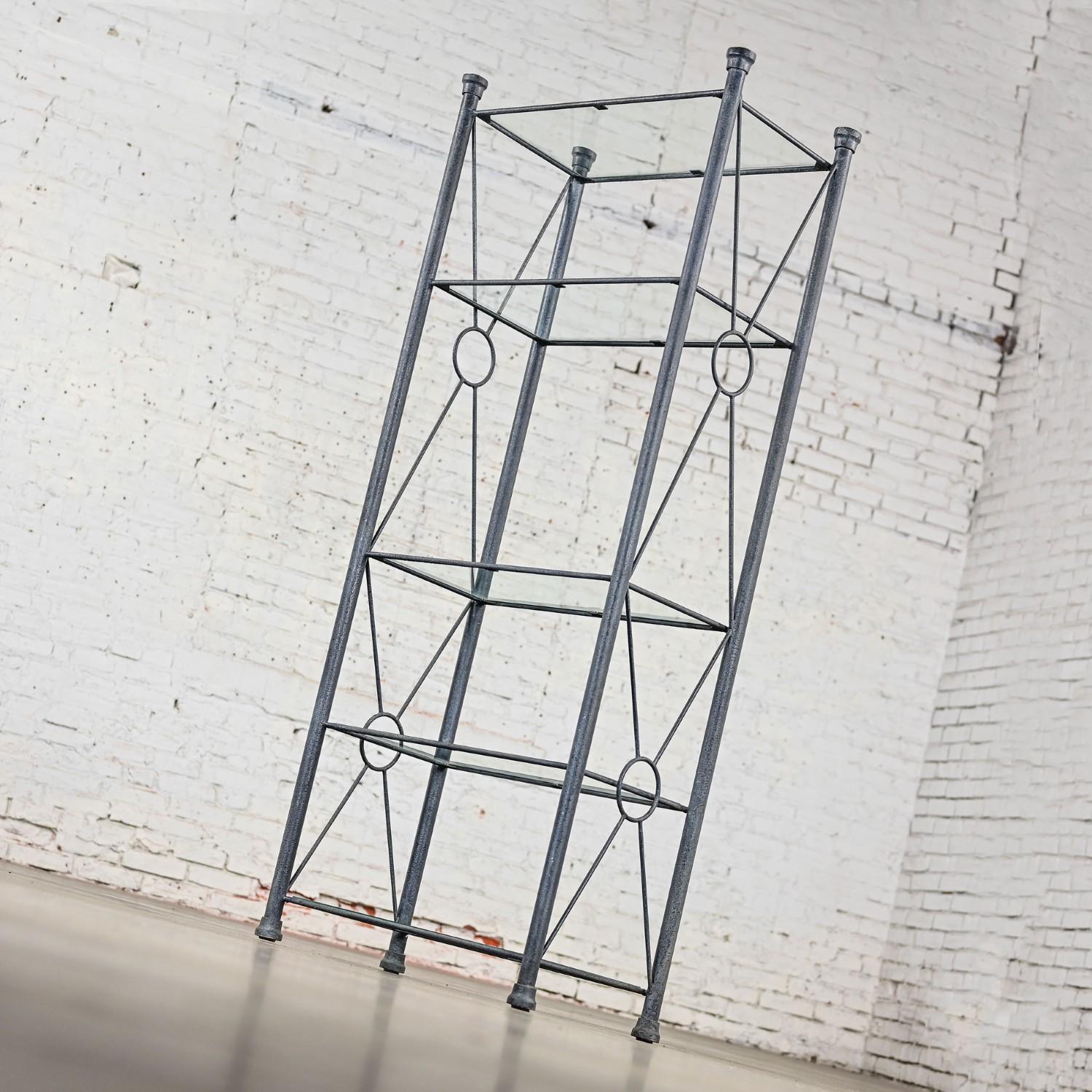 Moderne Etagere mit schwarzem und anthrazitgrauem strukturiertem Metallrohrrahmen und Glasböden im Angebot 3