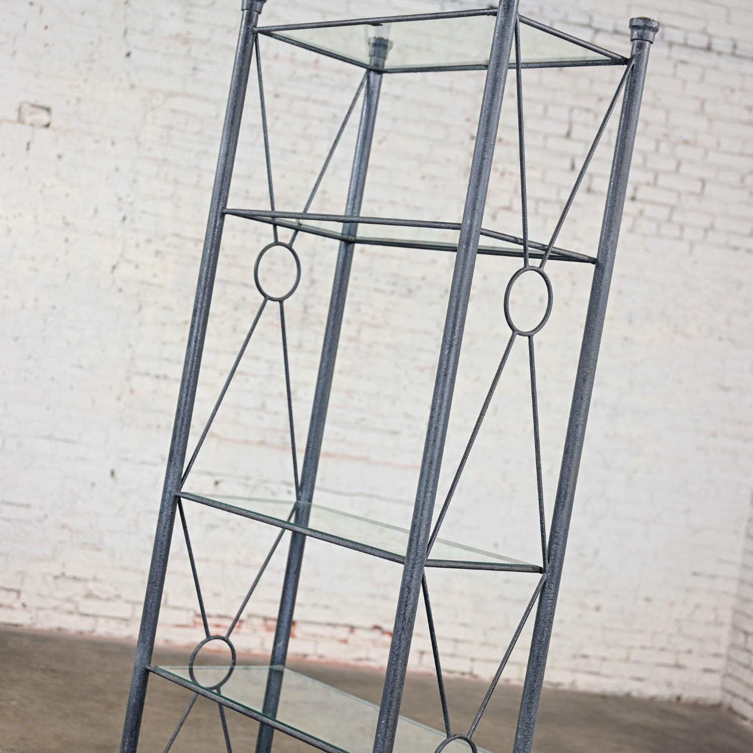 Moderne Etagere mit schwarzem und anthrazitgrauem strukturiertem Metallrohrrahmen und Glasböden im Angebot 4