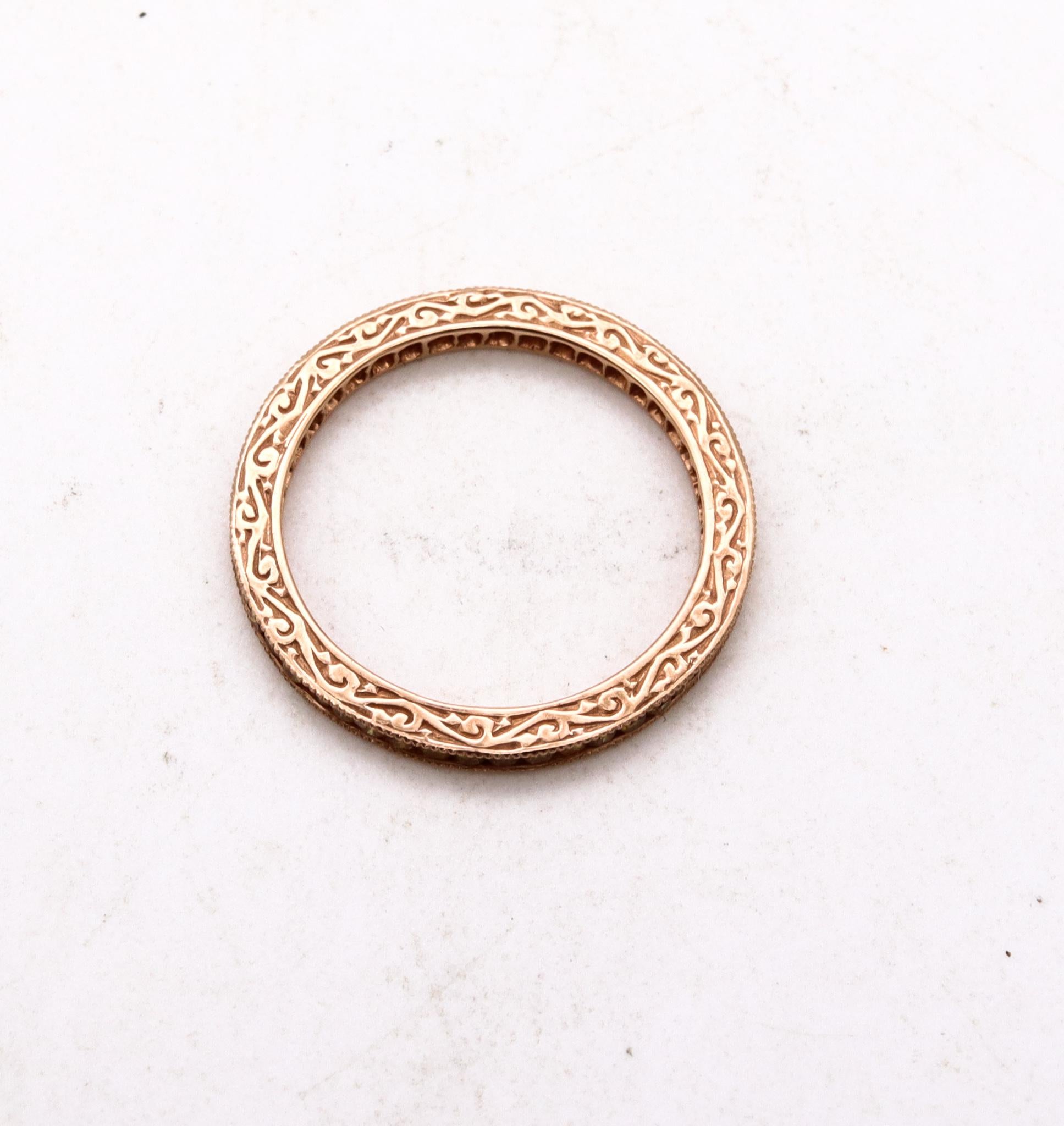 Ein Ewigkeitsring mit gelben Naturdiamanten.

Moderner Ewigkeitsring, in Amerika aus massivem Roségold gefertigt. Die beiden seitlichen Ränder sind stark mit organischen Motiven und Mustern verziert.

Montiert in einer flachen Kanalfassung, mit 60
