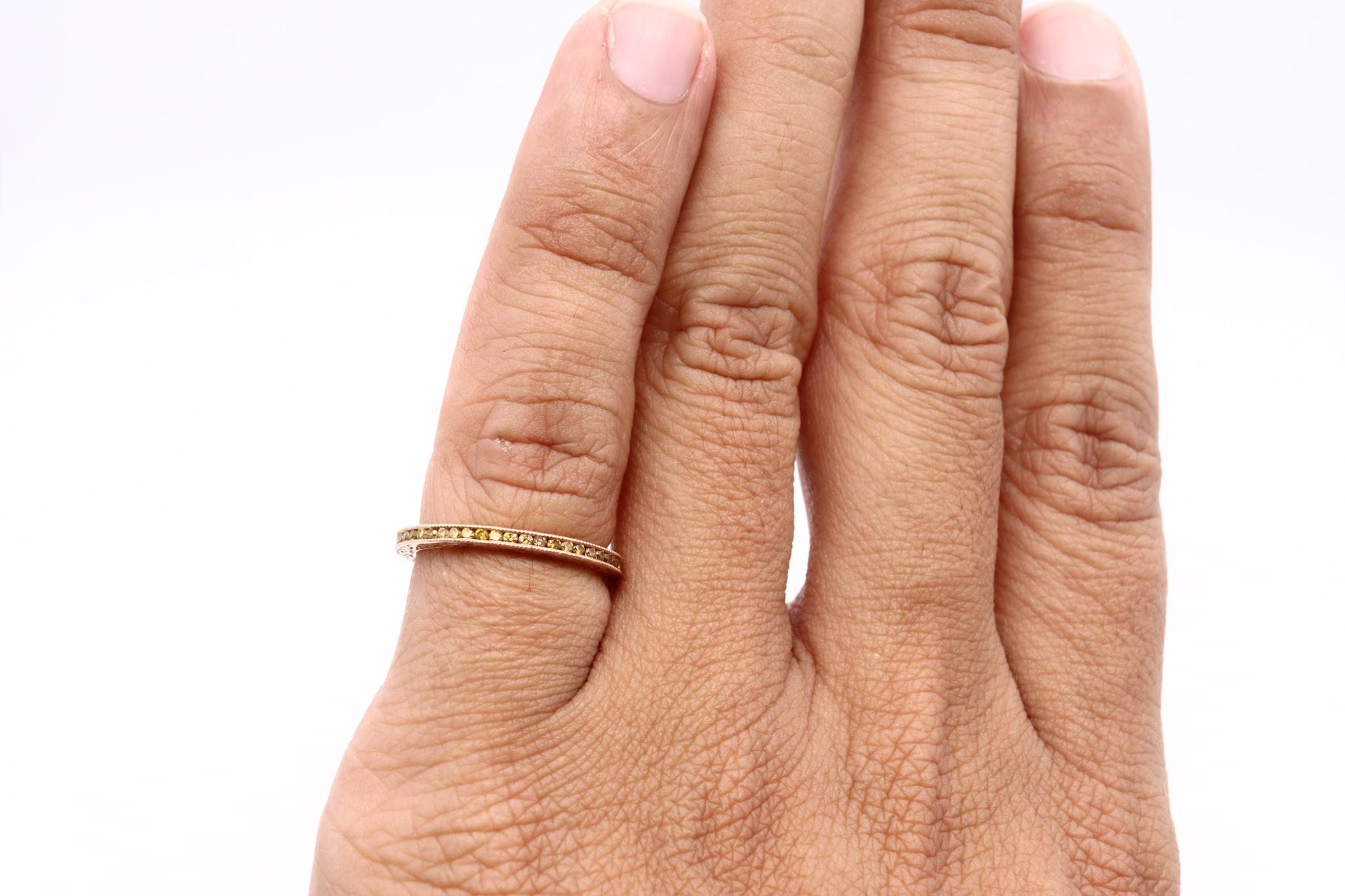 Moderner Eternity-Ring aus 18 Karat Roségold mit natürlichen gelben Diamanten 2