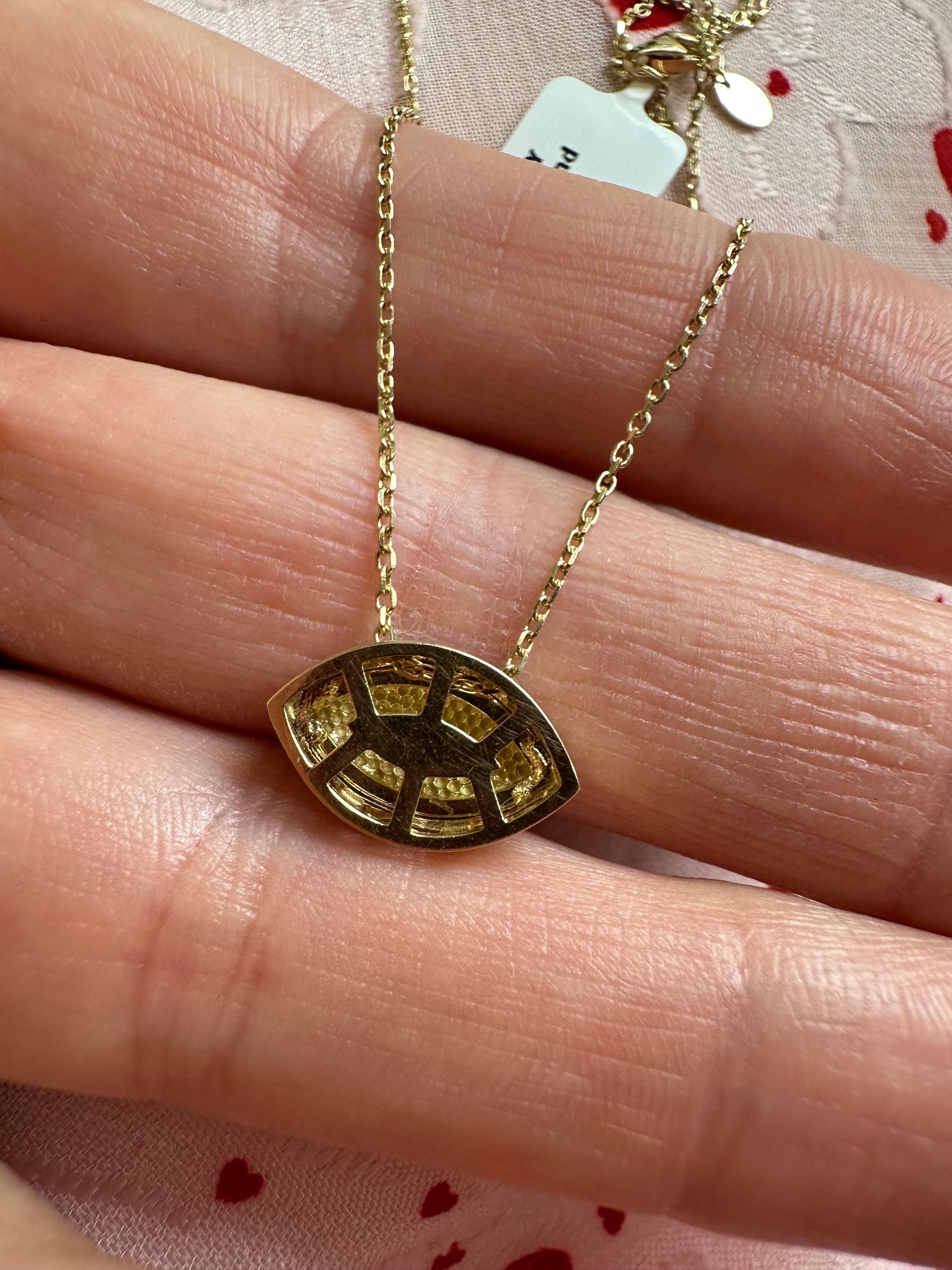 Collier pendentif moderne en émail mauvais œil en or jaune 18 carats avec diamants en vente 2